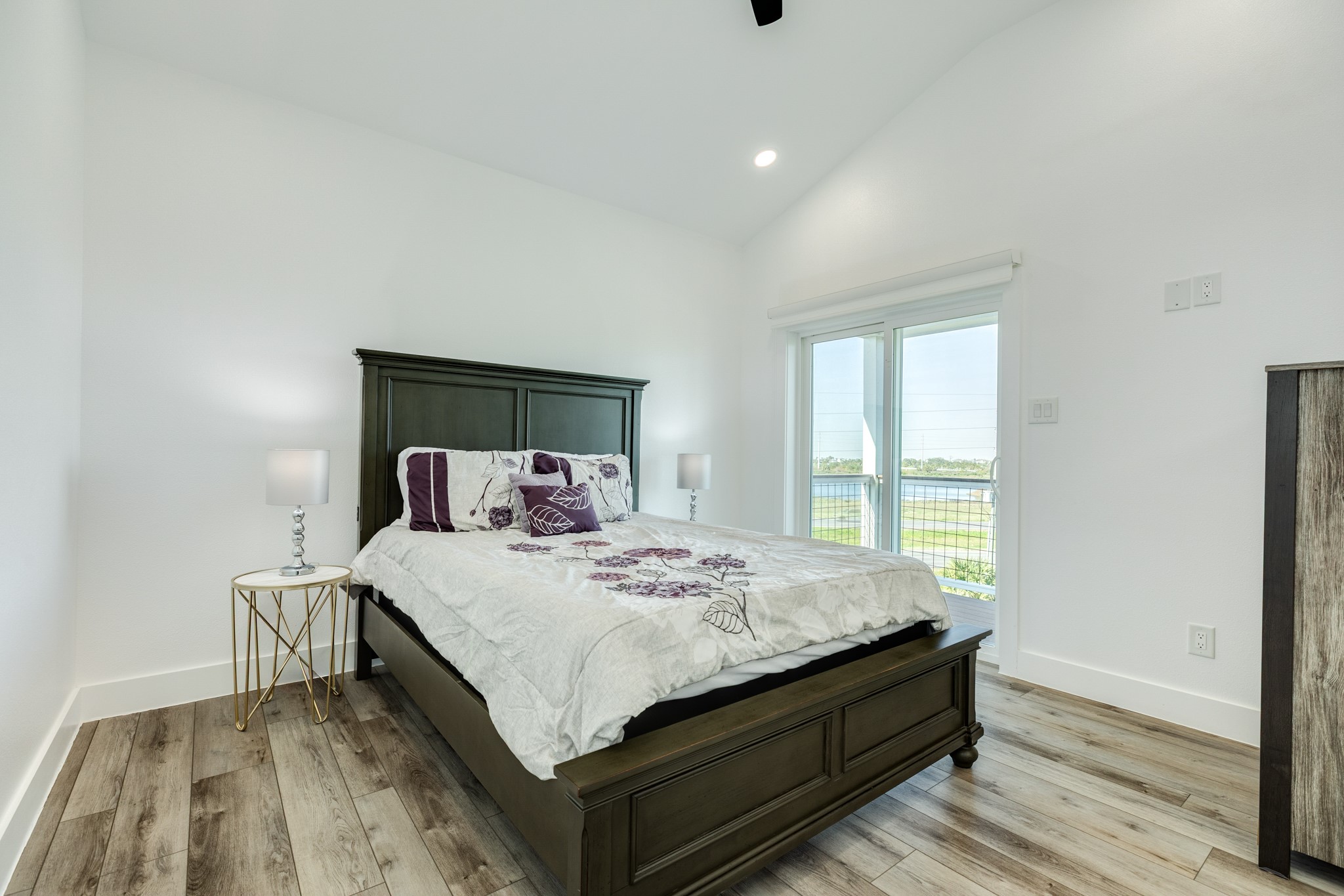 4th bedroom located on 2nd level with ensuite bath.