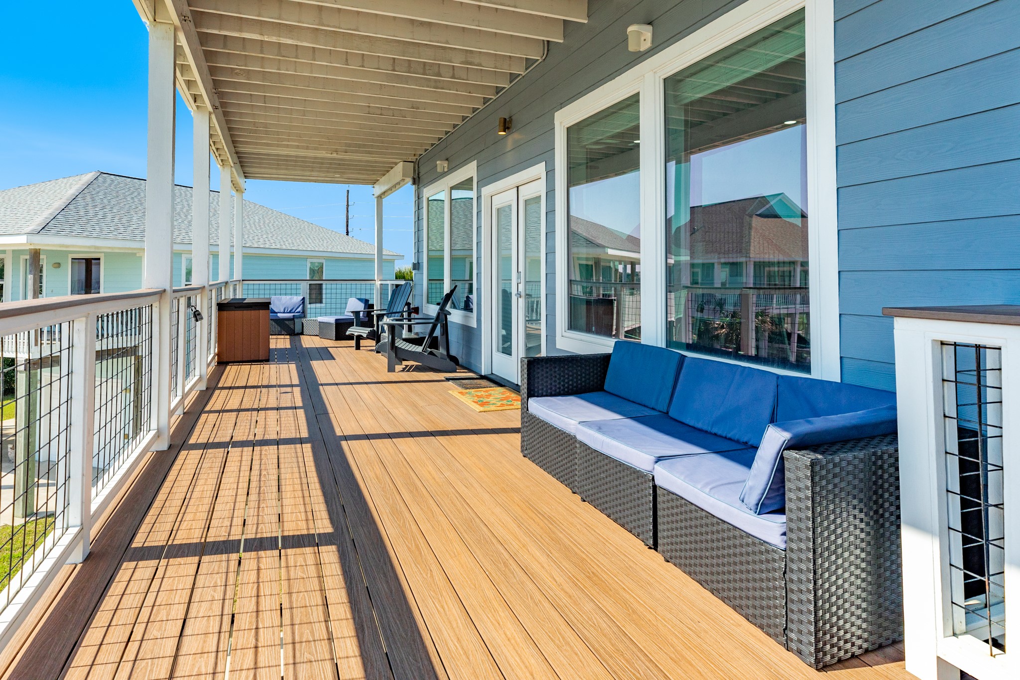 This deck is 10' and is constructed with composite NewTechWood. This deck is 10' and is constructed with composite NewTechWood.