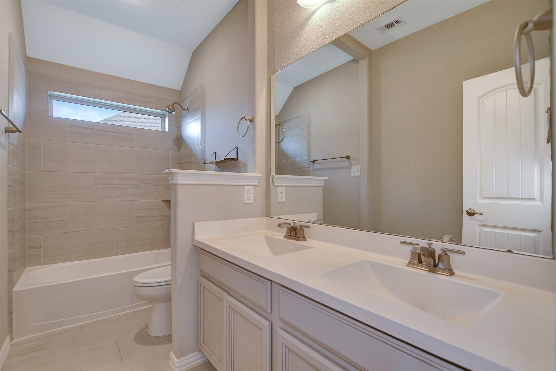 Large secondary bathroom.