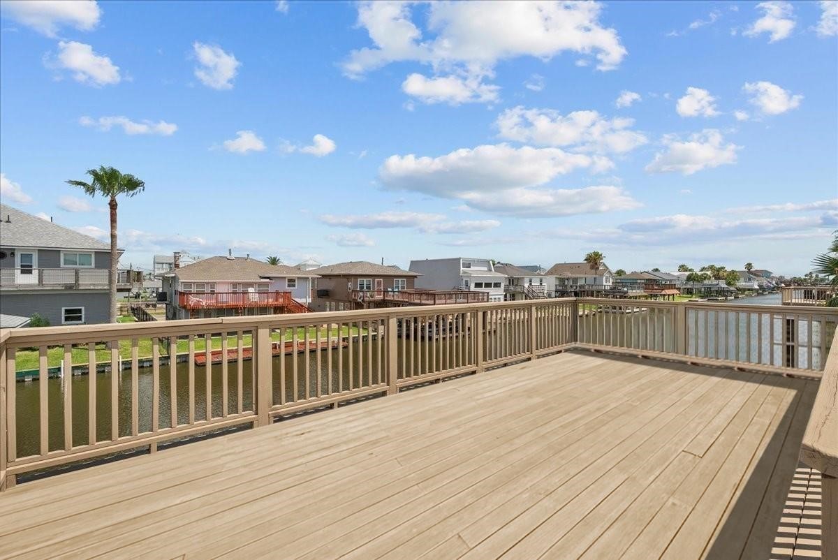 Great deck for entertaining!