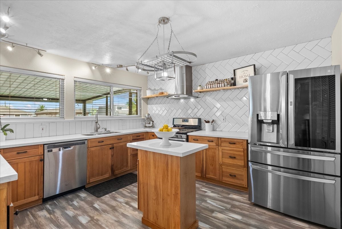 218 BARRACUDA Street, Bayou Vista, TX 77563