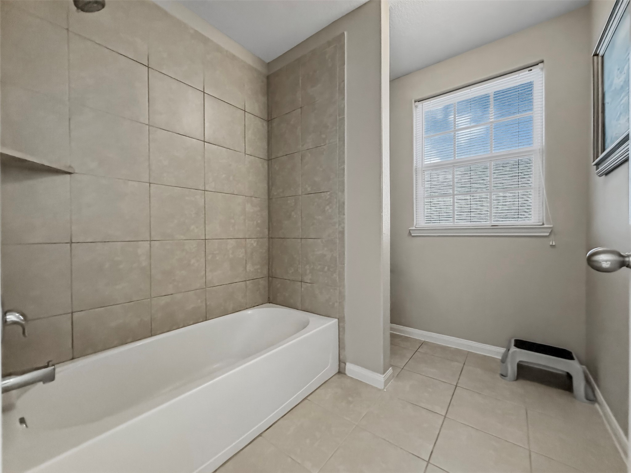 Tub/shower combo in the secondary full bathroom.
