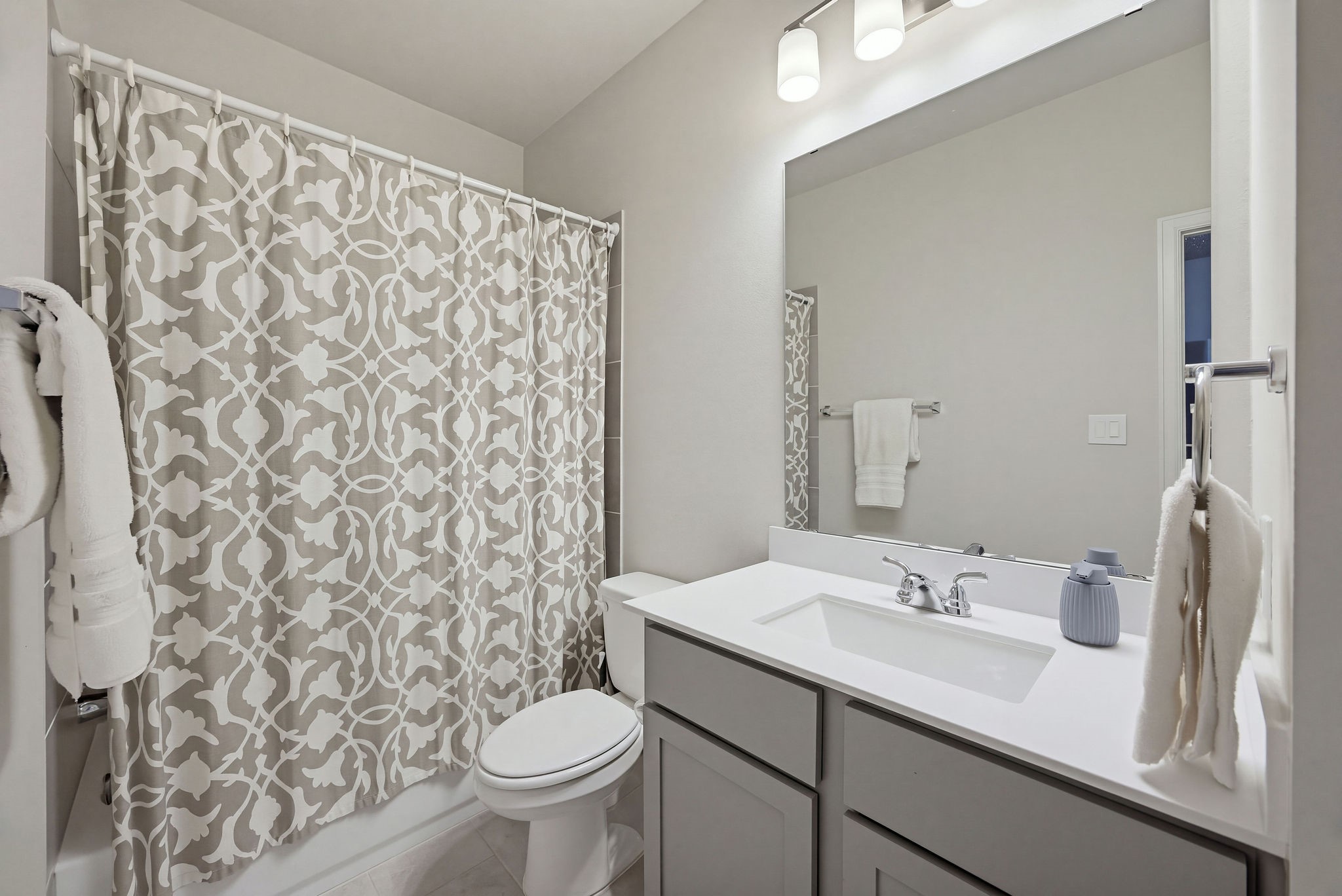 En-suite bath for the secondary bedroom