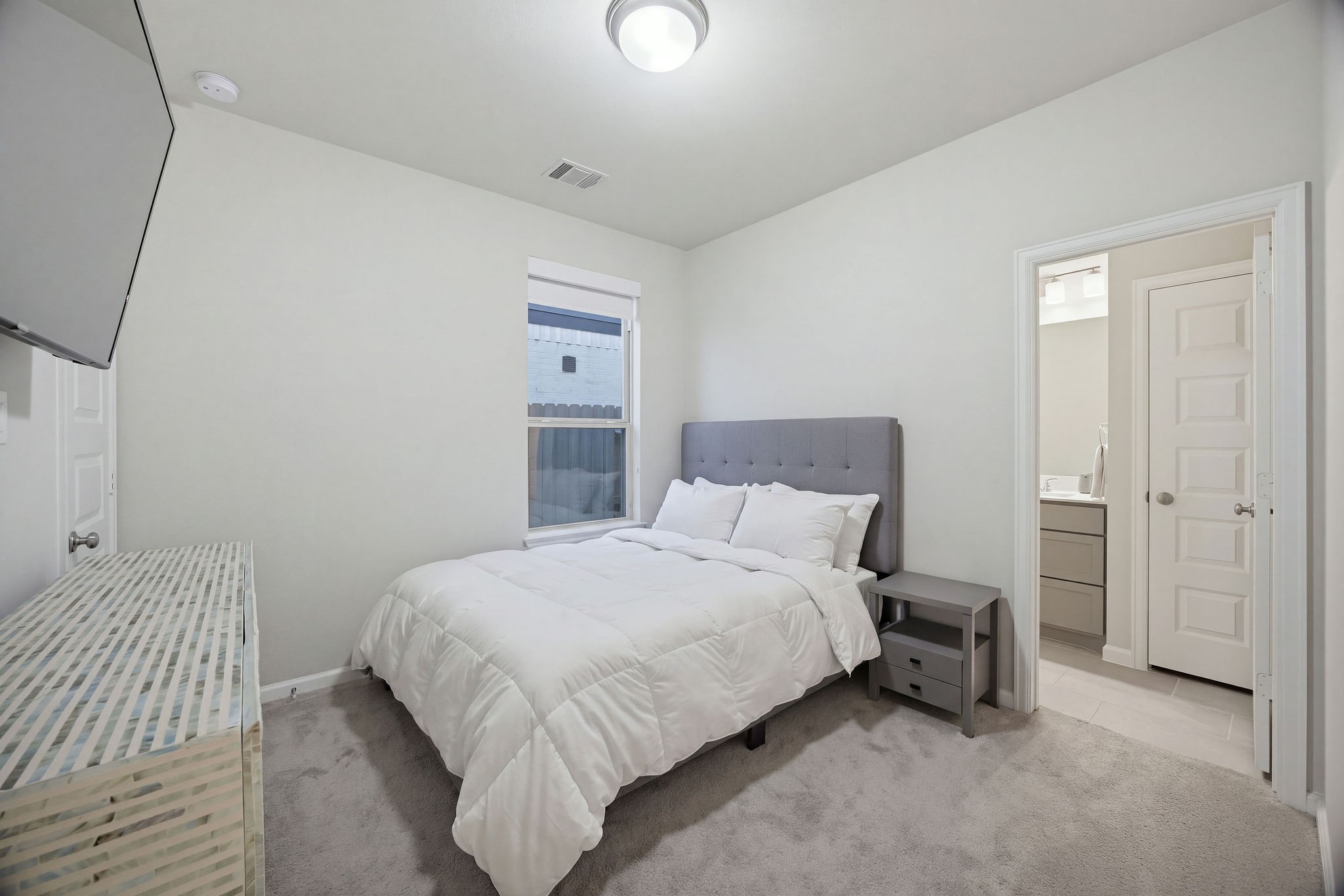 Secondary bedroom with en-suite bathroom on the first floor