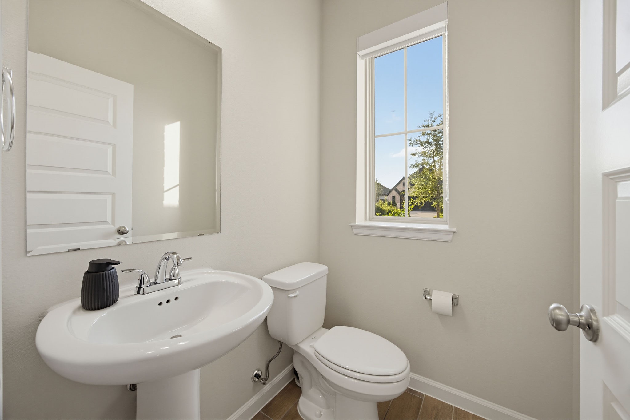 Powder bathroom conveniently located next to the main entrance