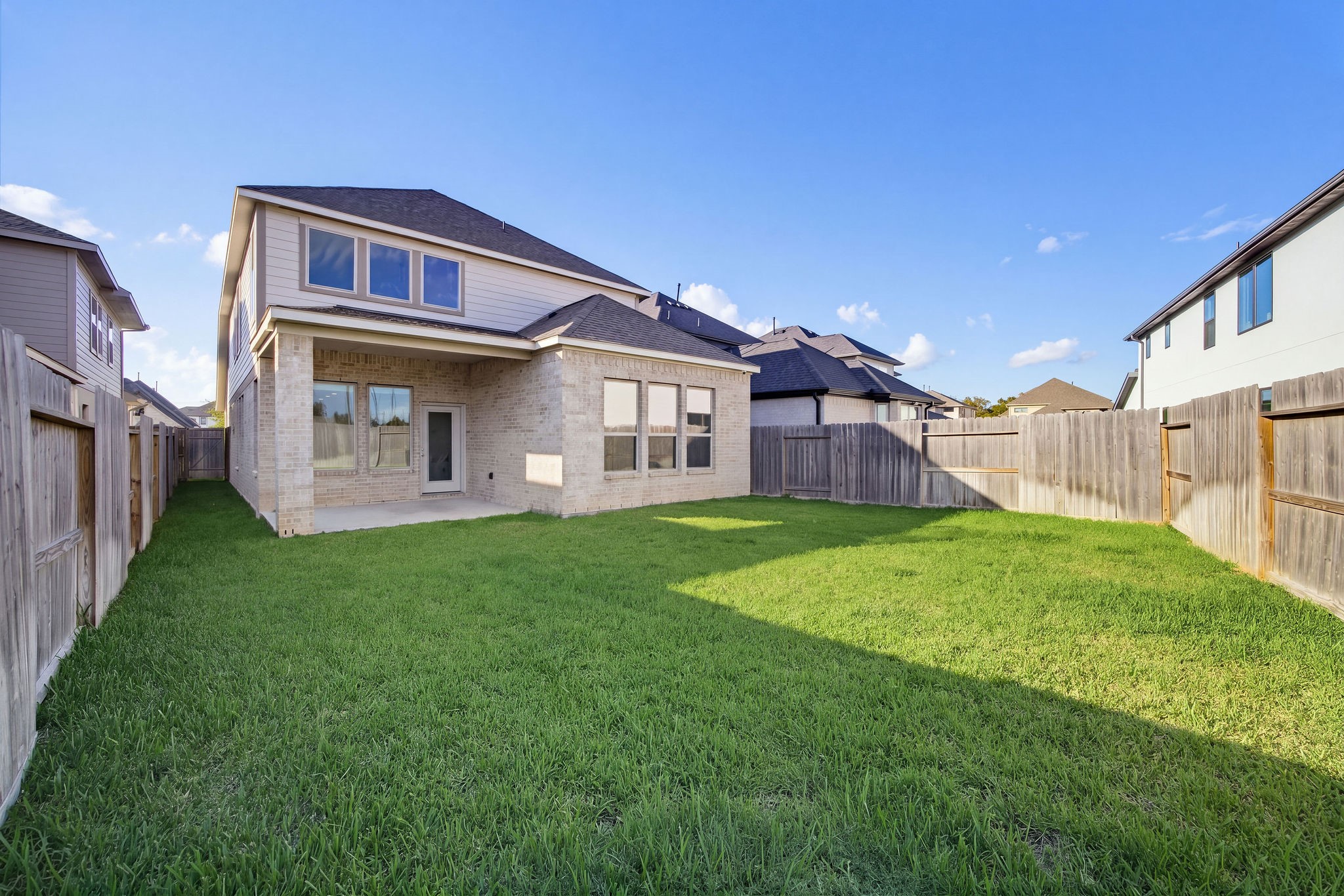 Huge backyard Ideal for entertainment and summer bbqs!