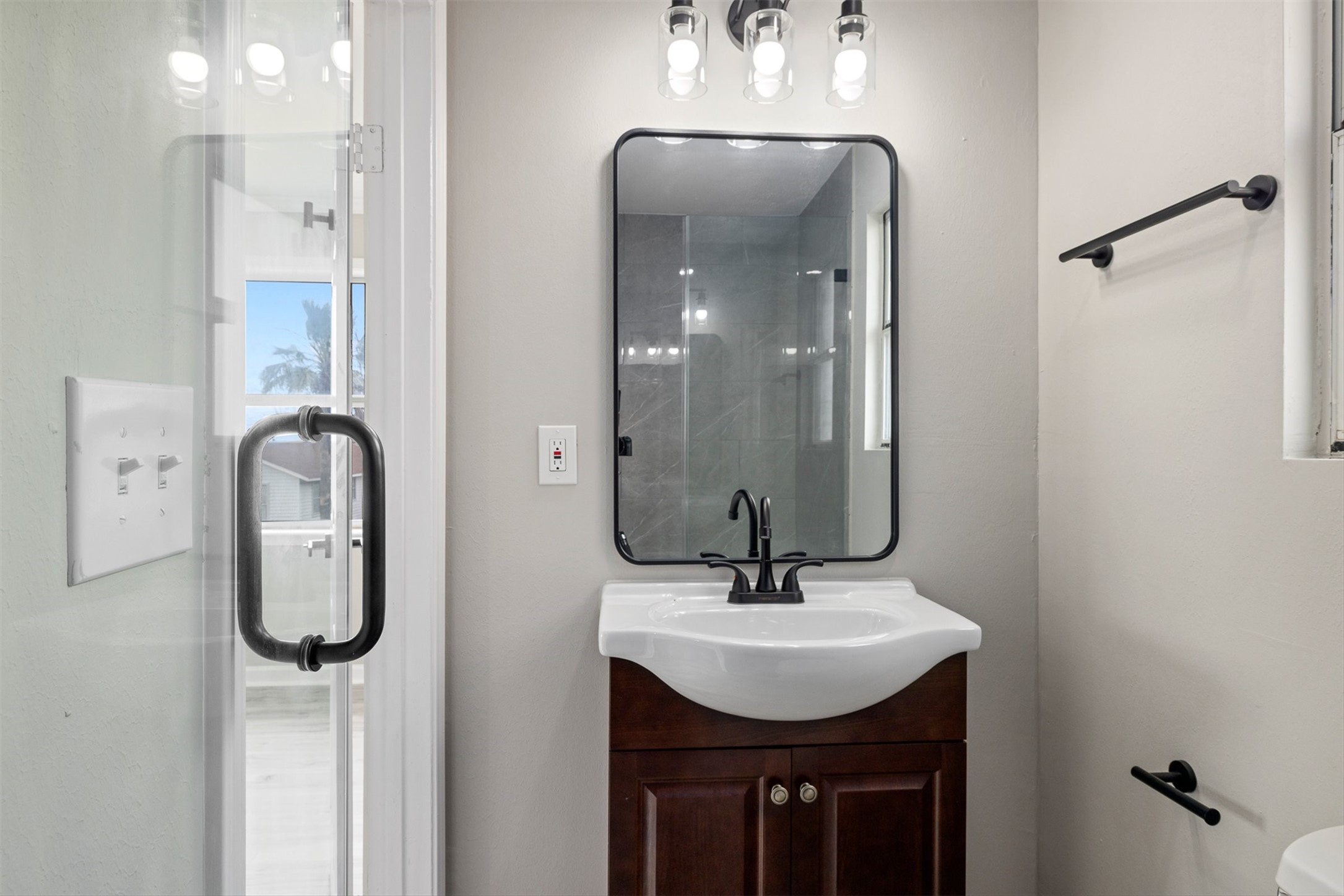 21 Edgewater Street, Hitchcock, TX 77563