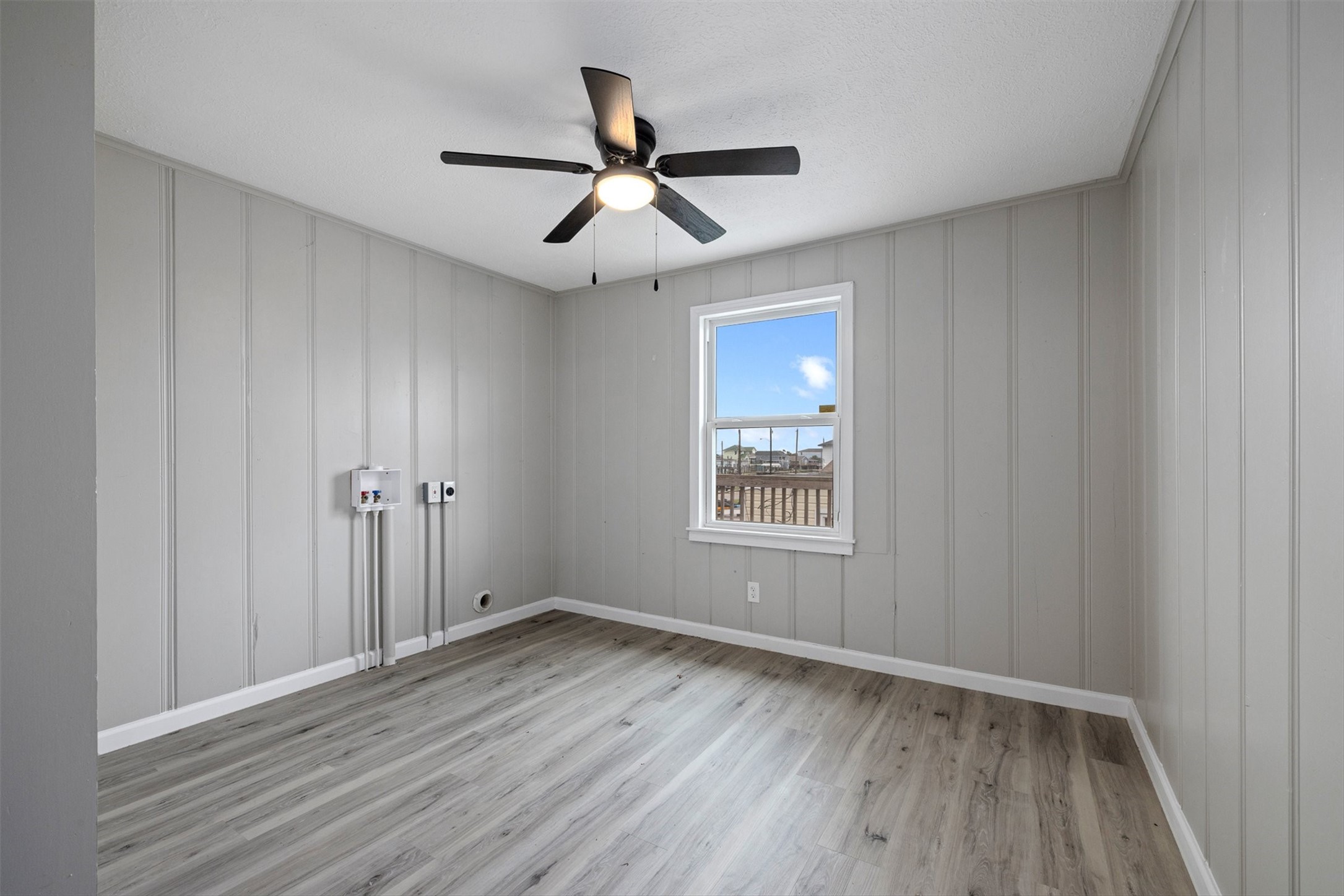 21 Edgewater Street, Hitchcock, TX 77563