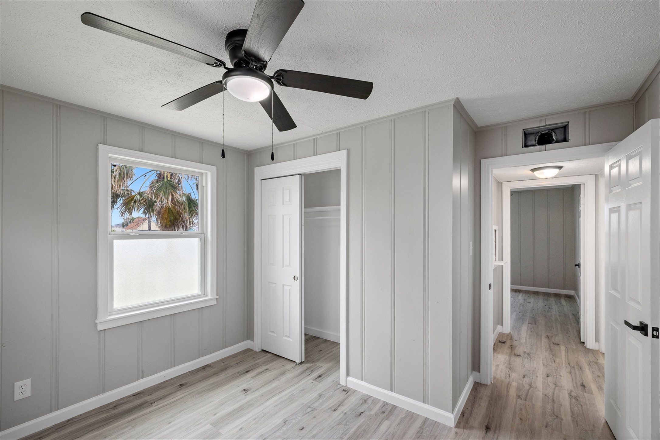 21 Edgewater Street, Hitchcock, TX 77563