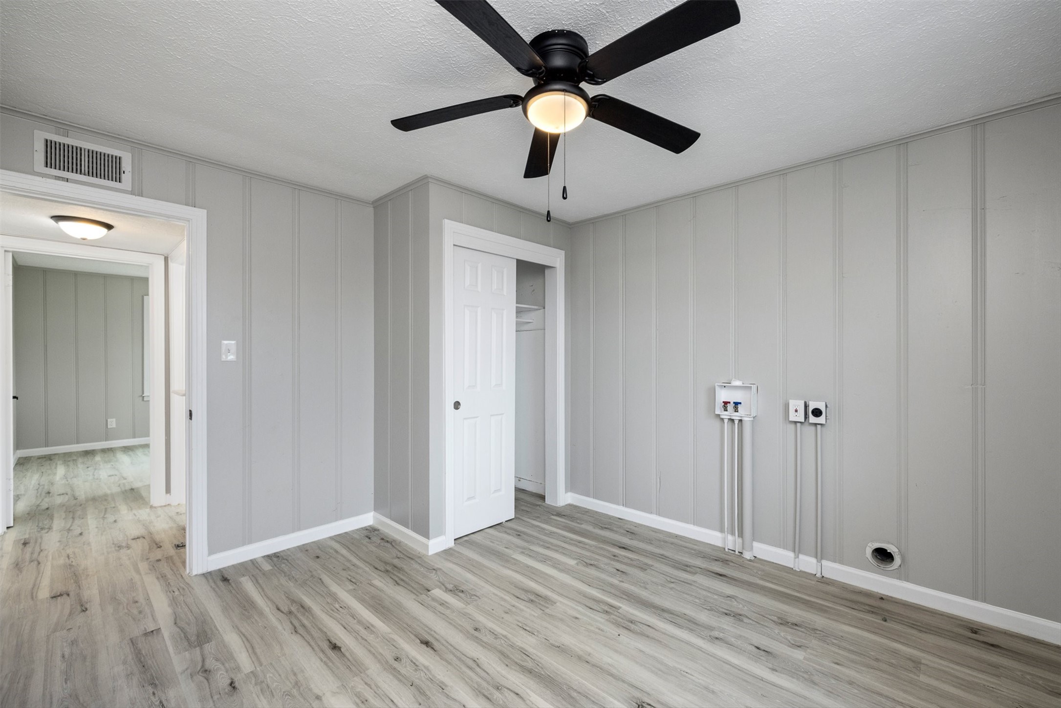21 Edgewater Street, Hitchcock, TX 77563