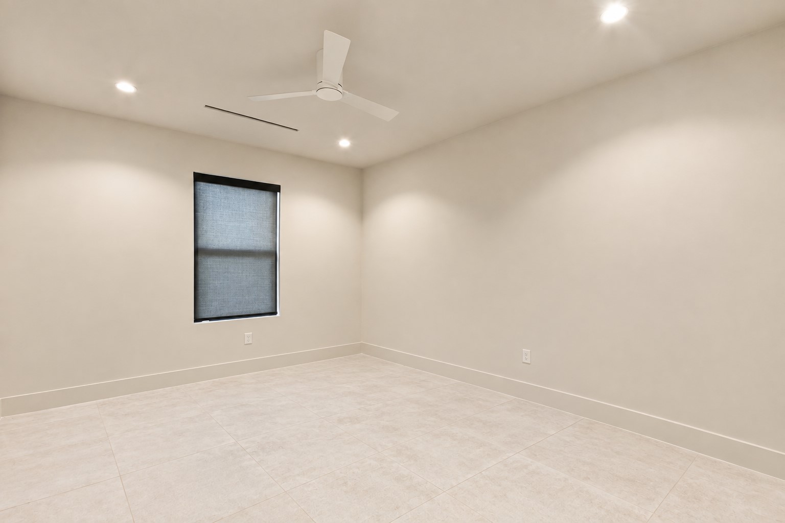 smaller 1st floor guest bedroom