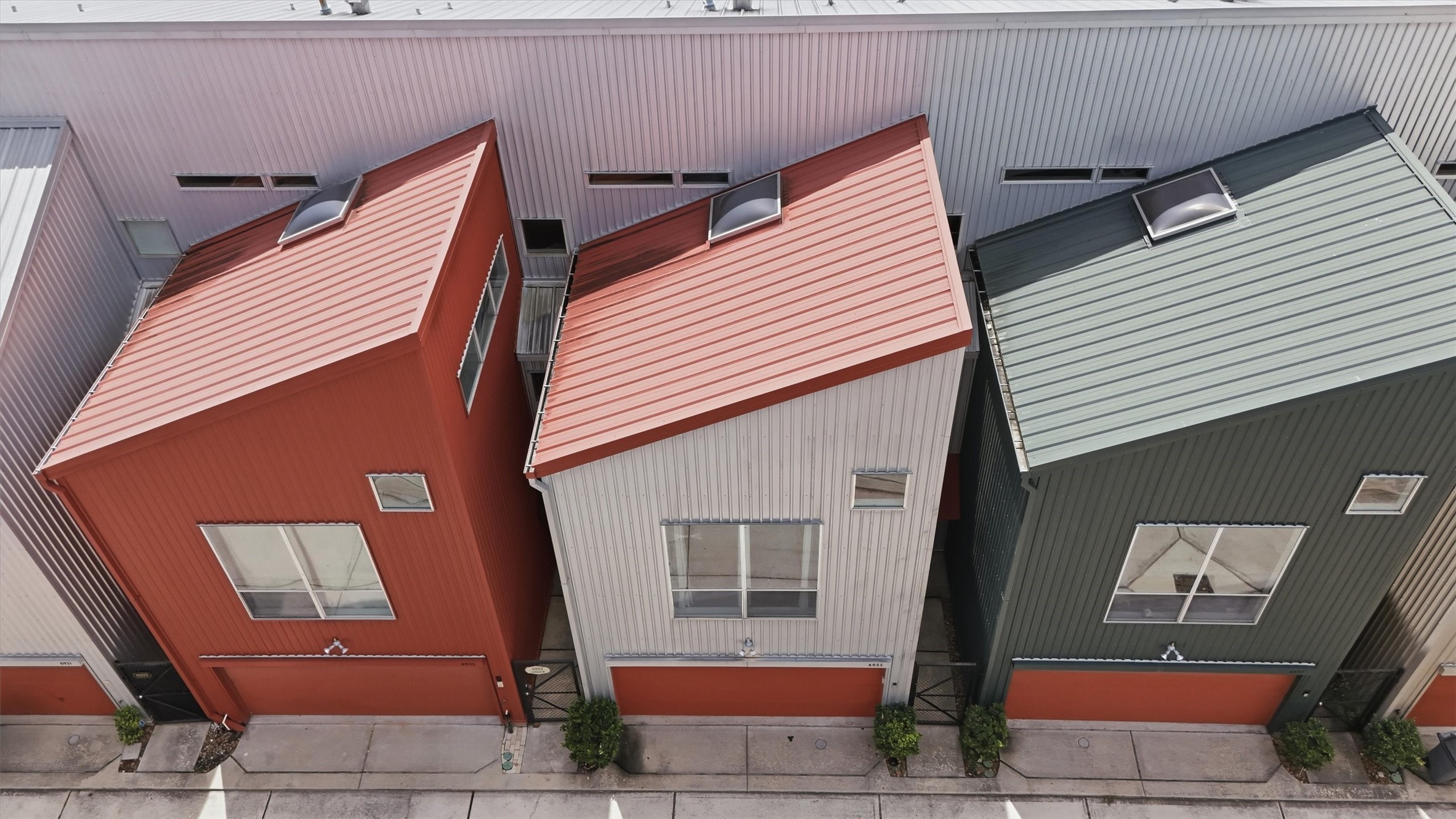 Always on the go? Do you love to travel? You'll love to come home to this townhouse with low-maintenance exterior. Always on the go? Do you love to travel? You'll love to come home to this townhouse with low-maintenance exterior.