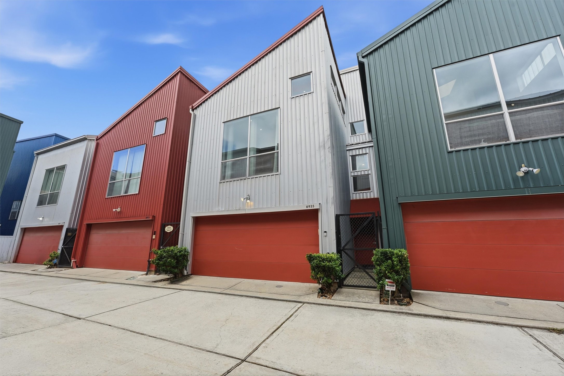 Updated three-story townhouse near Uof H and the Med Center.