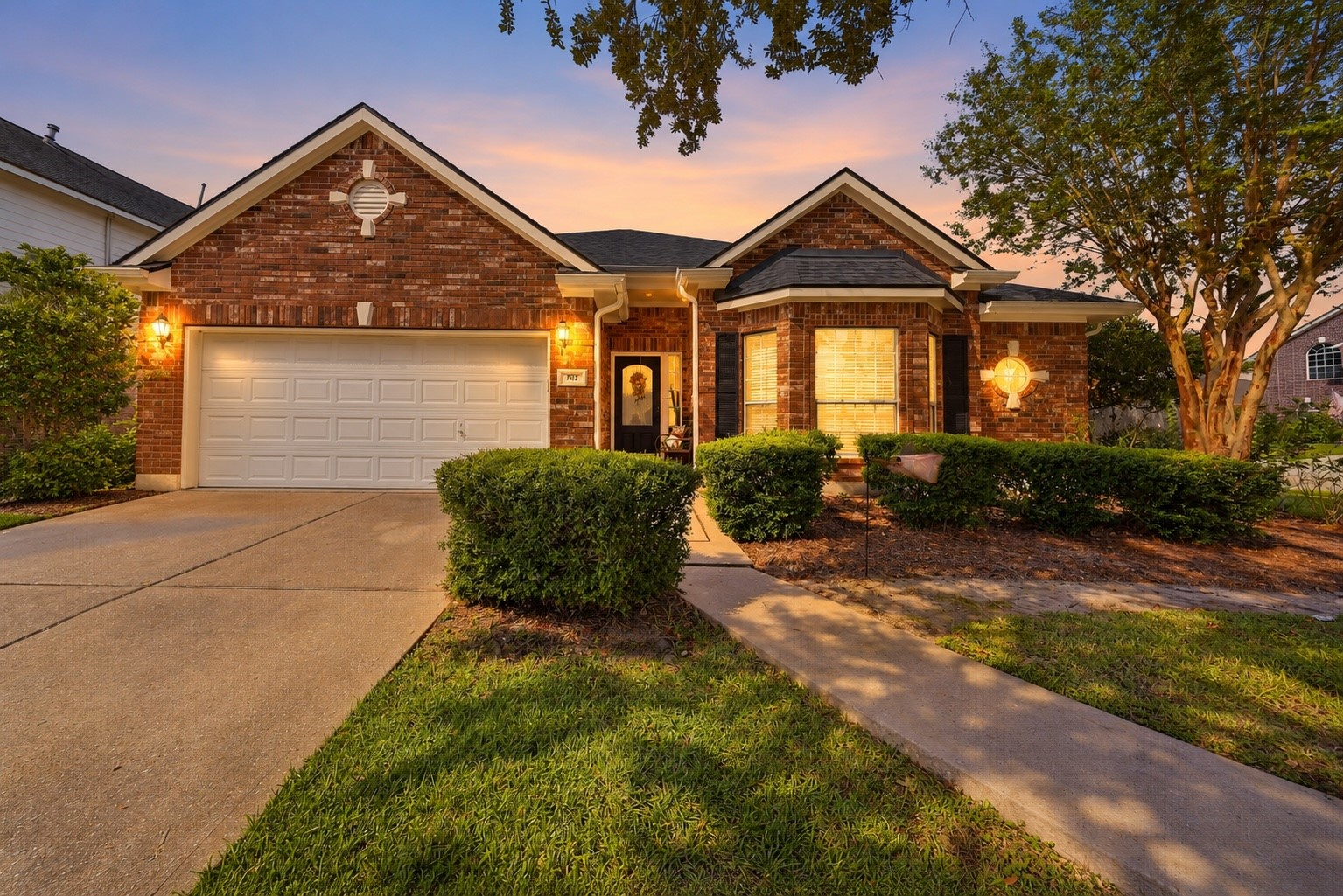 Welcome Home to 402 Prattwood Ct  nestled in the desirable Claremont Park community of League City.