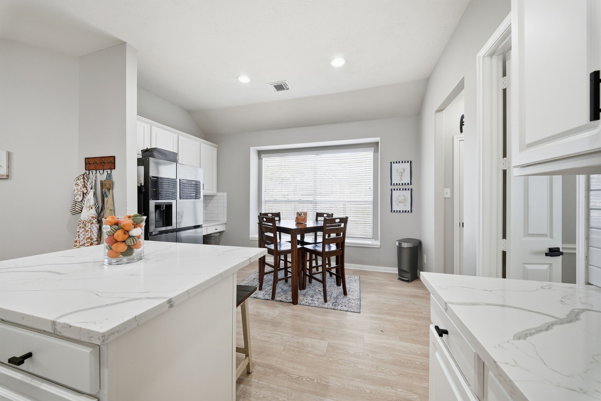 Entry to dining room to the right
