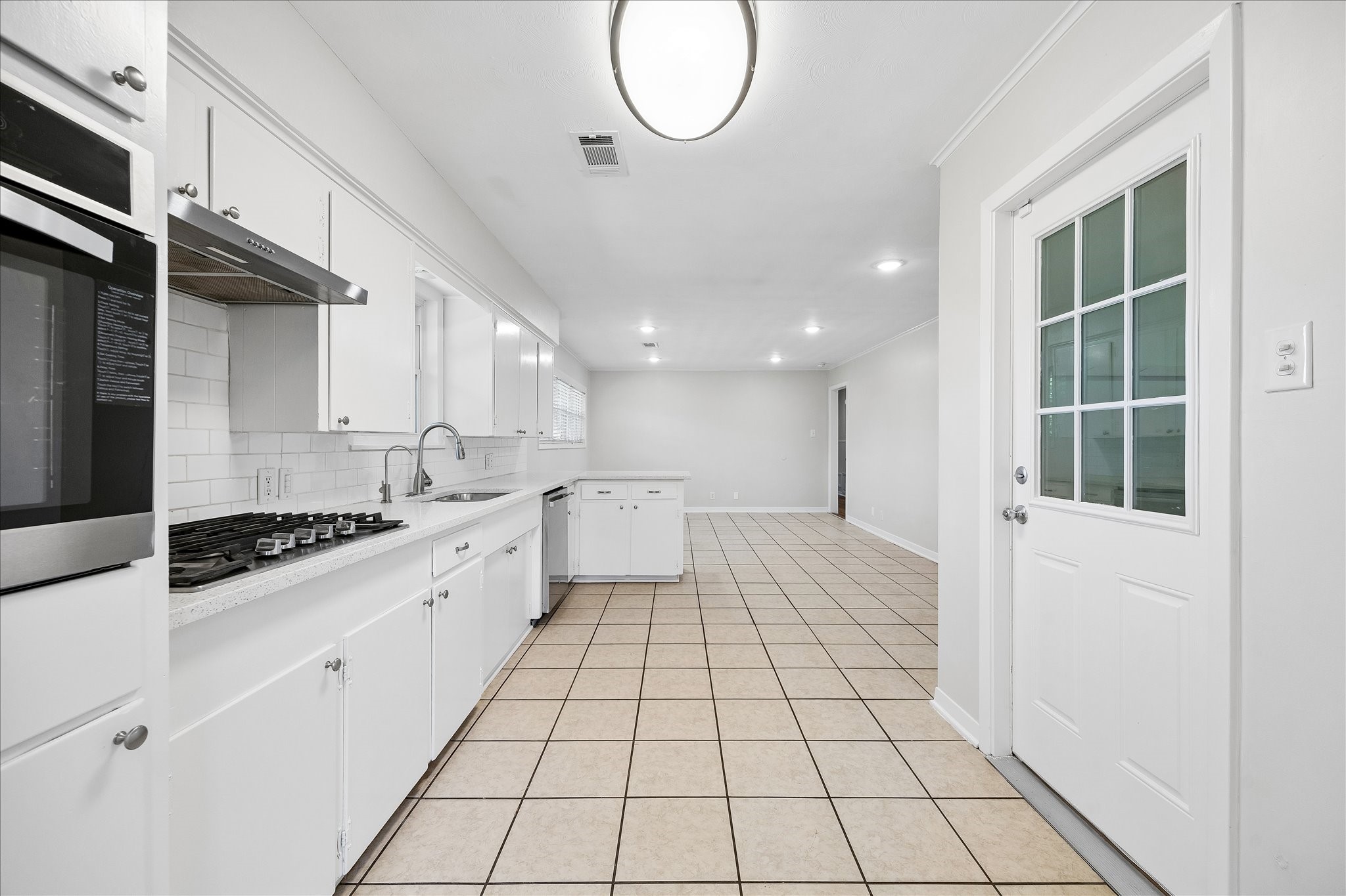 The kitchen features quartz countertops and stainless appliances. Lots of counterspace. The kitchen features quartz countertops and stainless appliances. Lots of counterspace.