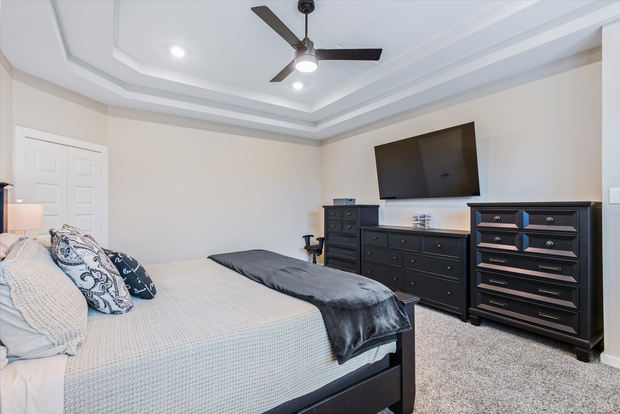 Spacious primary bedrom