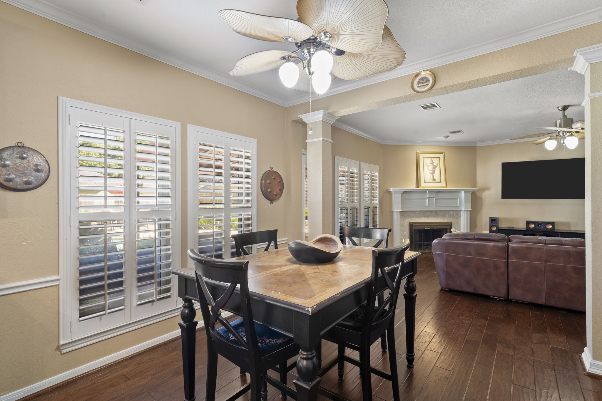 The breakfast area comfortably accommodates a large table, making it ideal for casual family meals and gatherings.