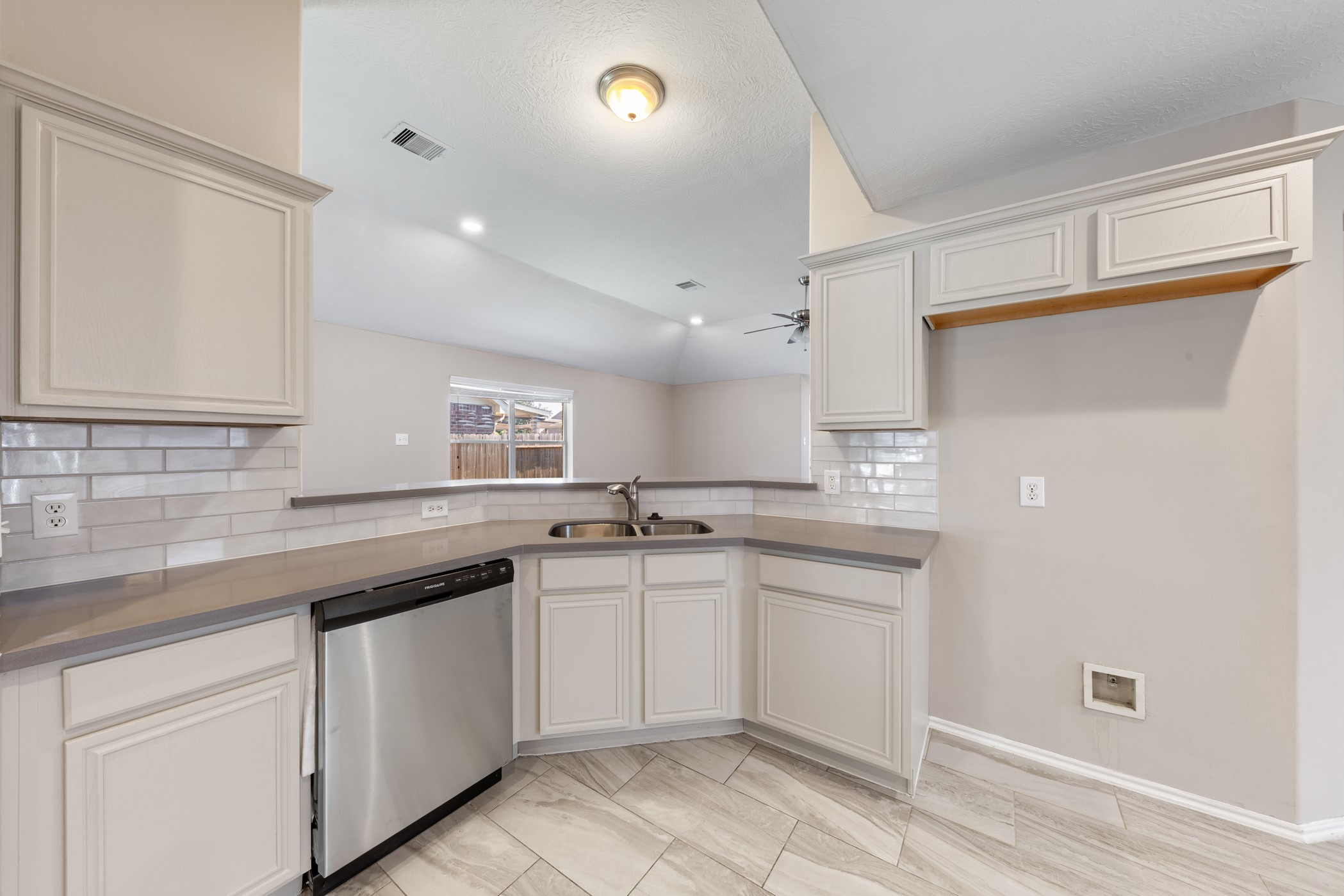 1111 Magnolia Dale Drive, Fresno, TX 77545
