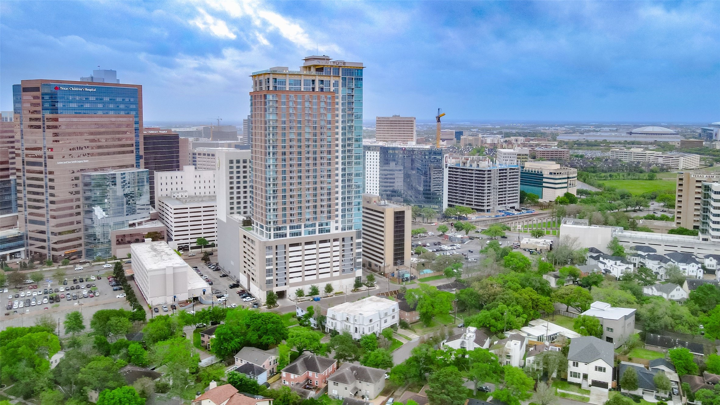 Experience the vibrant, dynamic atmosphere of the Rice University area in this ideal home, perfect for students, faculty, and anyone eager to embrace the lively energy of this sought-after community.