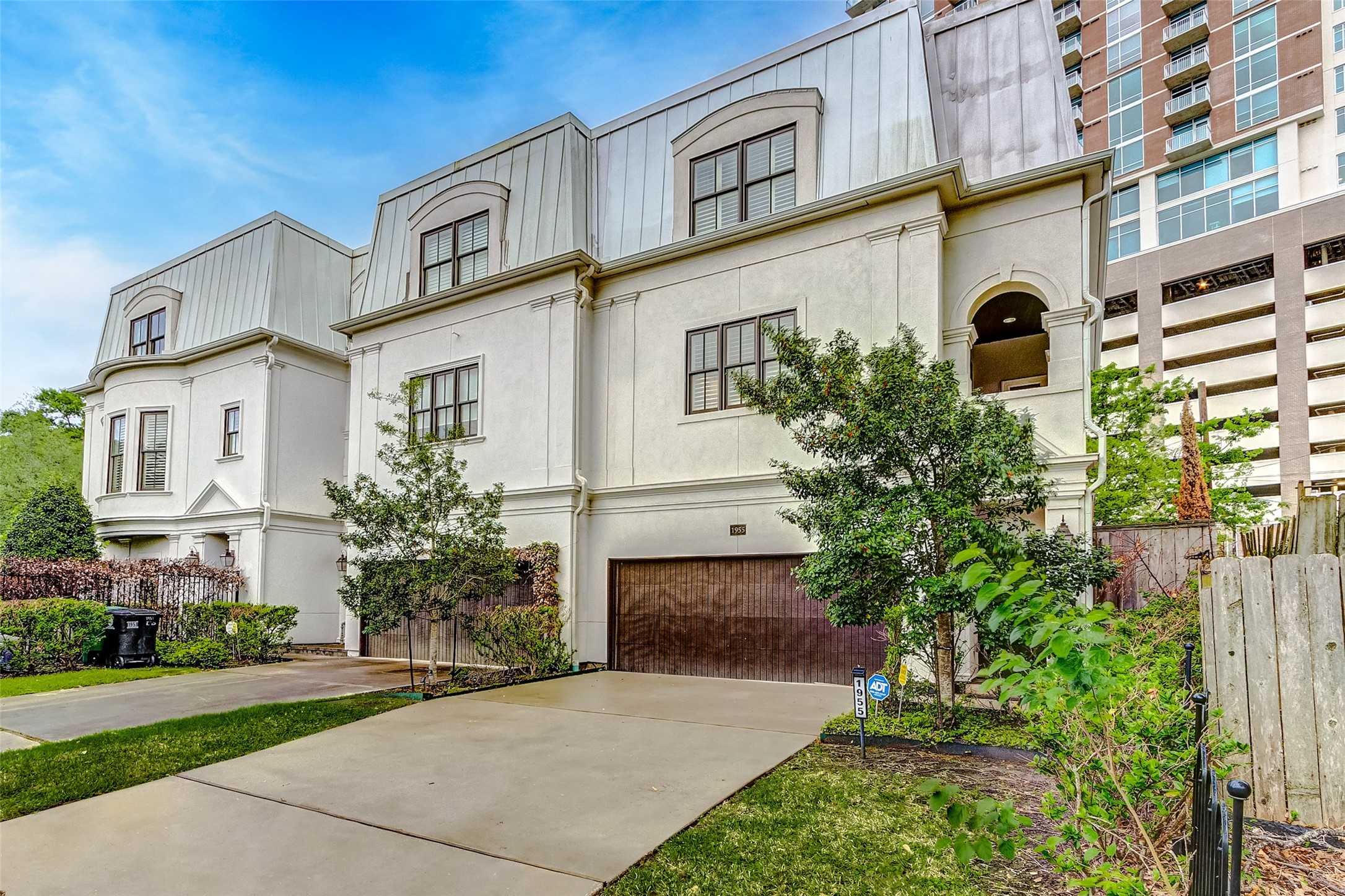 Elegant townhouse nestled in the heart of the medical center, offering seamless access to Rice University and vibrant urban living.