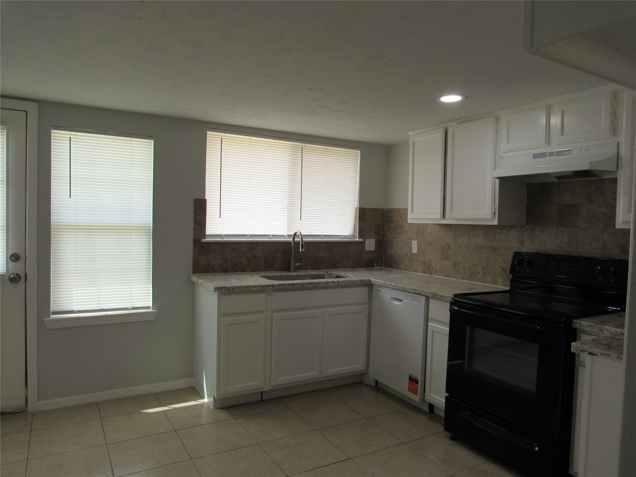 Nic kitchen w/granite counters, stove, pantry, space for breakfast table, door to back yard. Nic kitchen w/granite counters, stove, pantry, space for breakfast table, door to back yard.