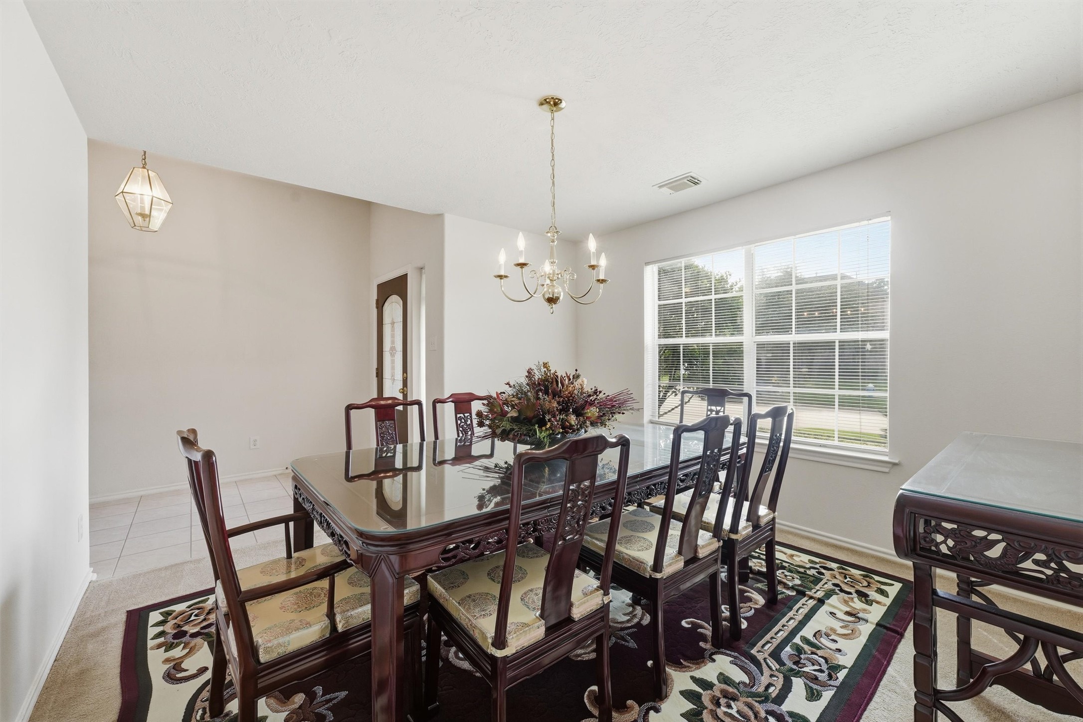 Host memorable dinners or create your ideal office in this versatile, light-filled dining room.