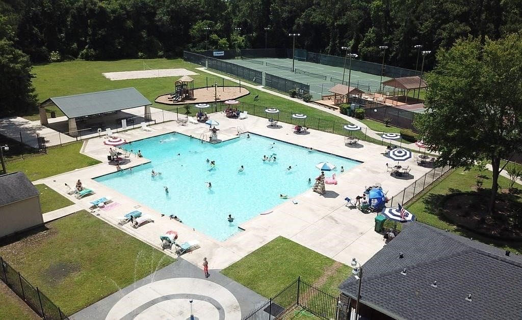 56.Resort-Style Community Pool