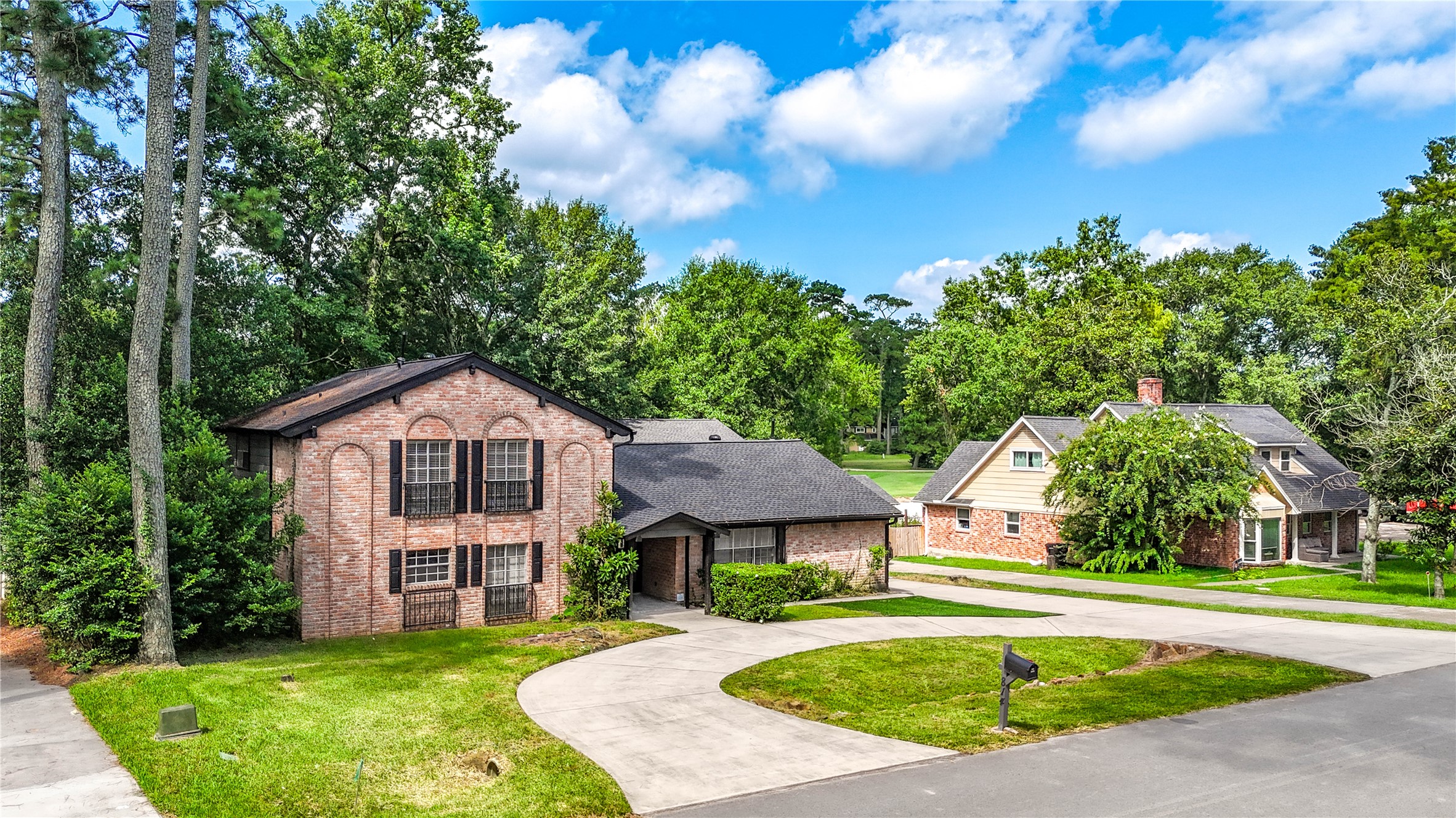 Dual Driveways for Ample Parking Dual Driveways for Ample Parking
