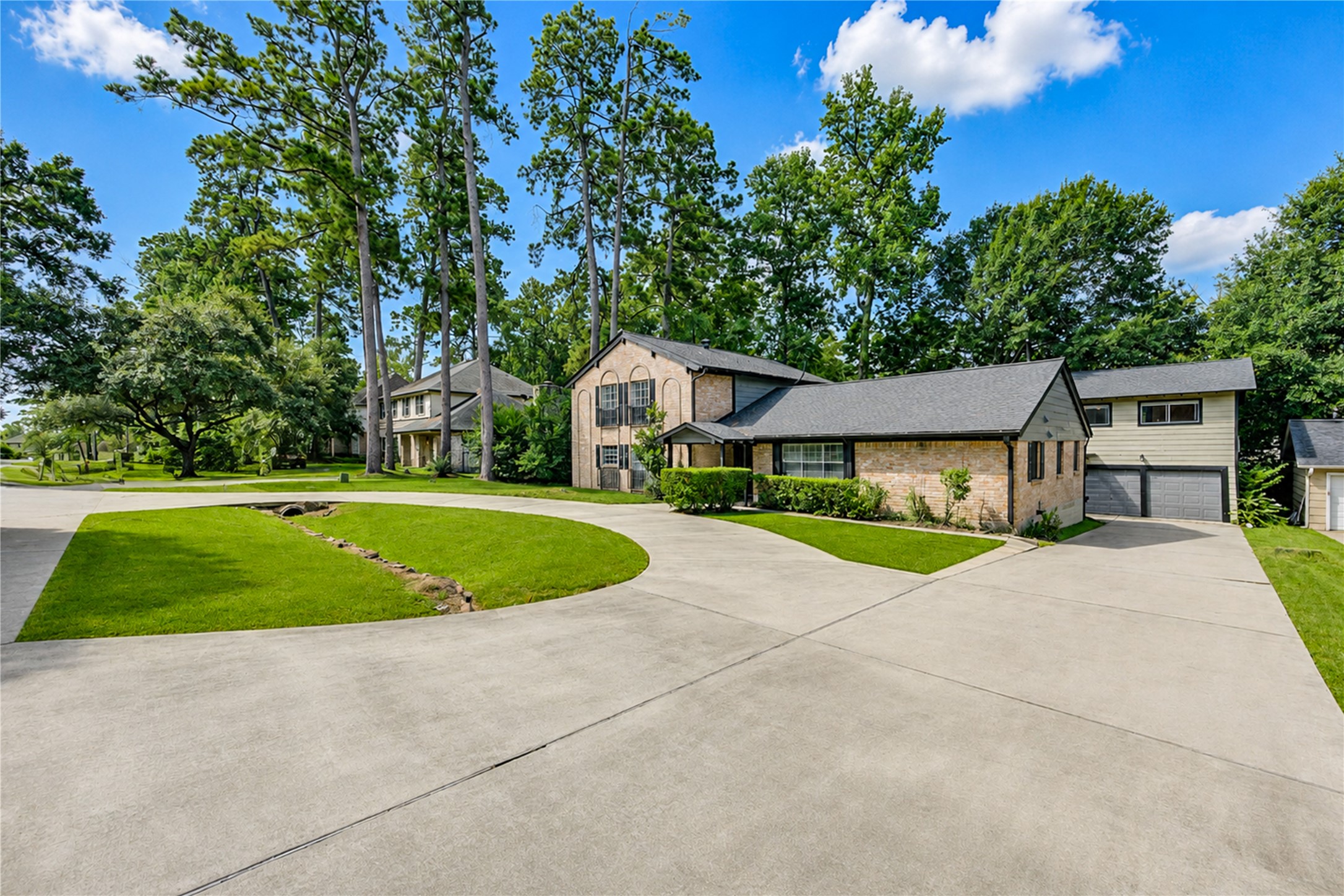 Circular Driveway with Separate Garage Access Circular Driveway with Separate Garage Access