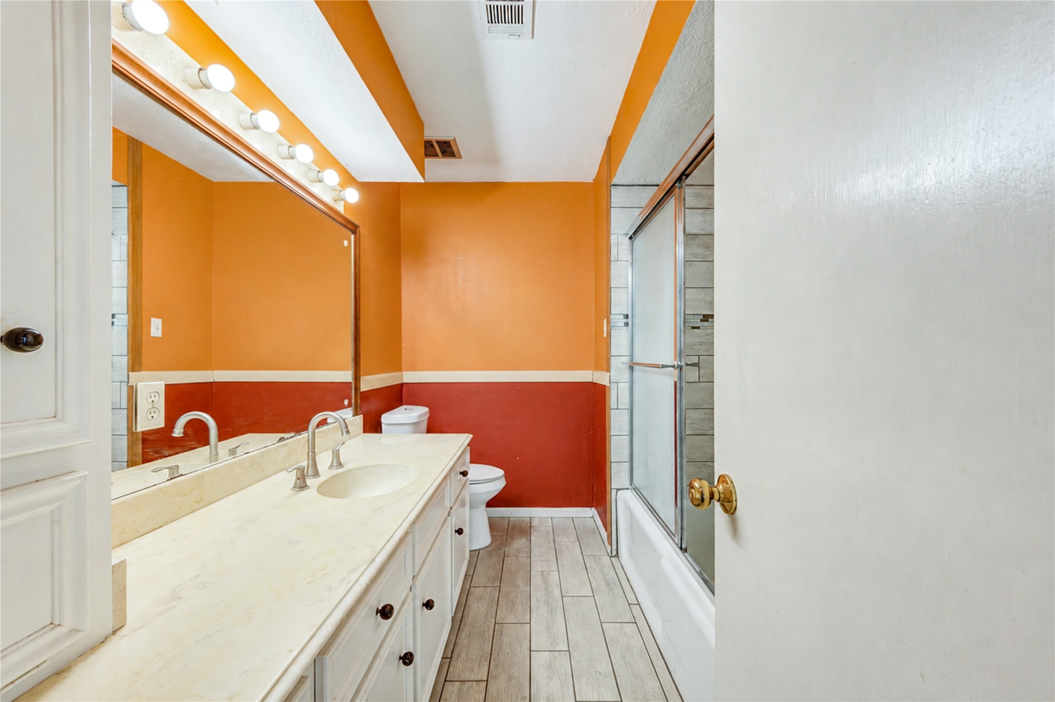 46.Large Shared Full Bathroom