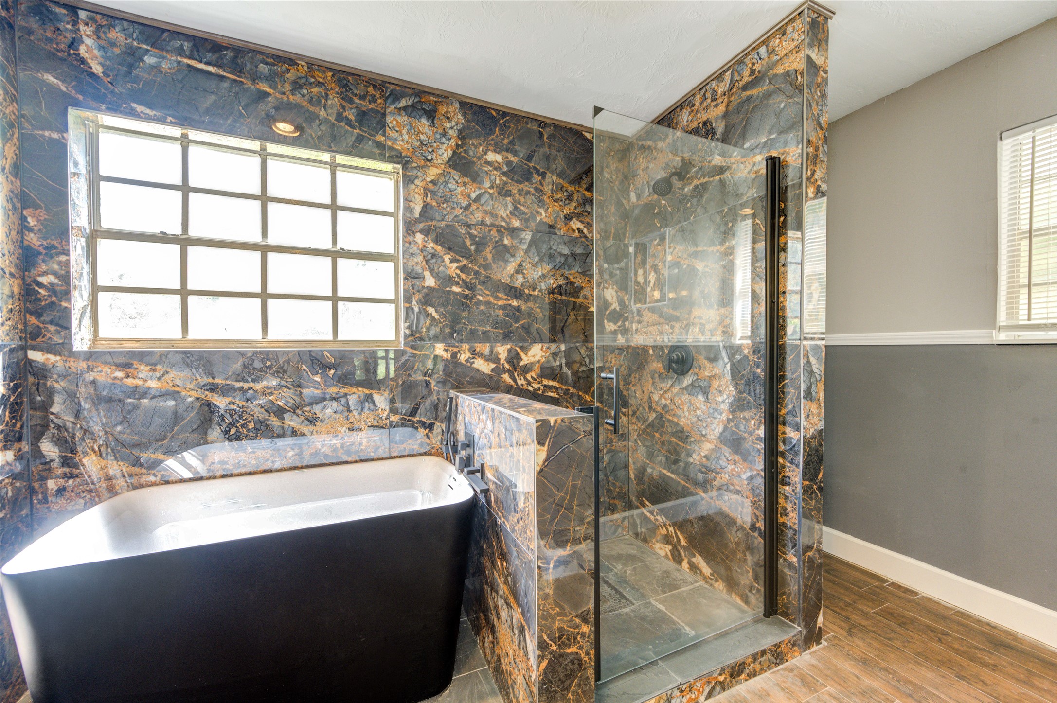 Freestanding Soaking Tub & Tub & Frameless Glass Shower