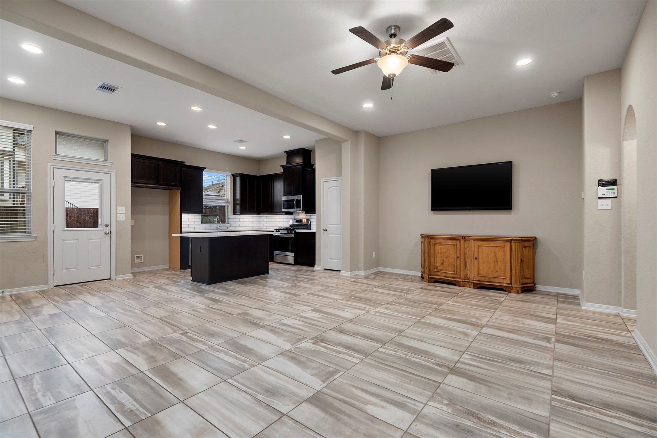 335 Biltmore Loop, Montgomery, TX 77316