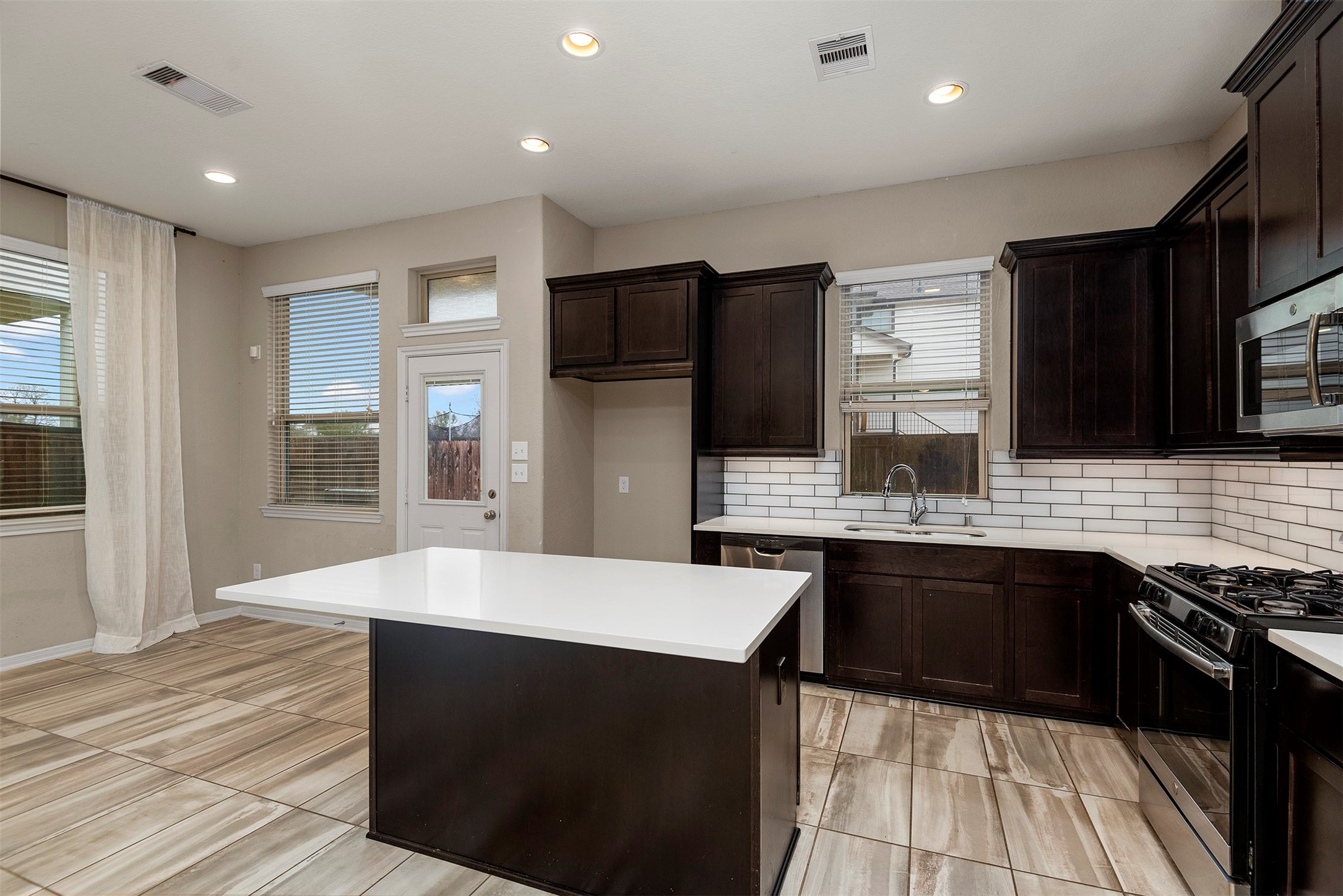 335 Biltmore Loop, Montgomery, TX 77316
