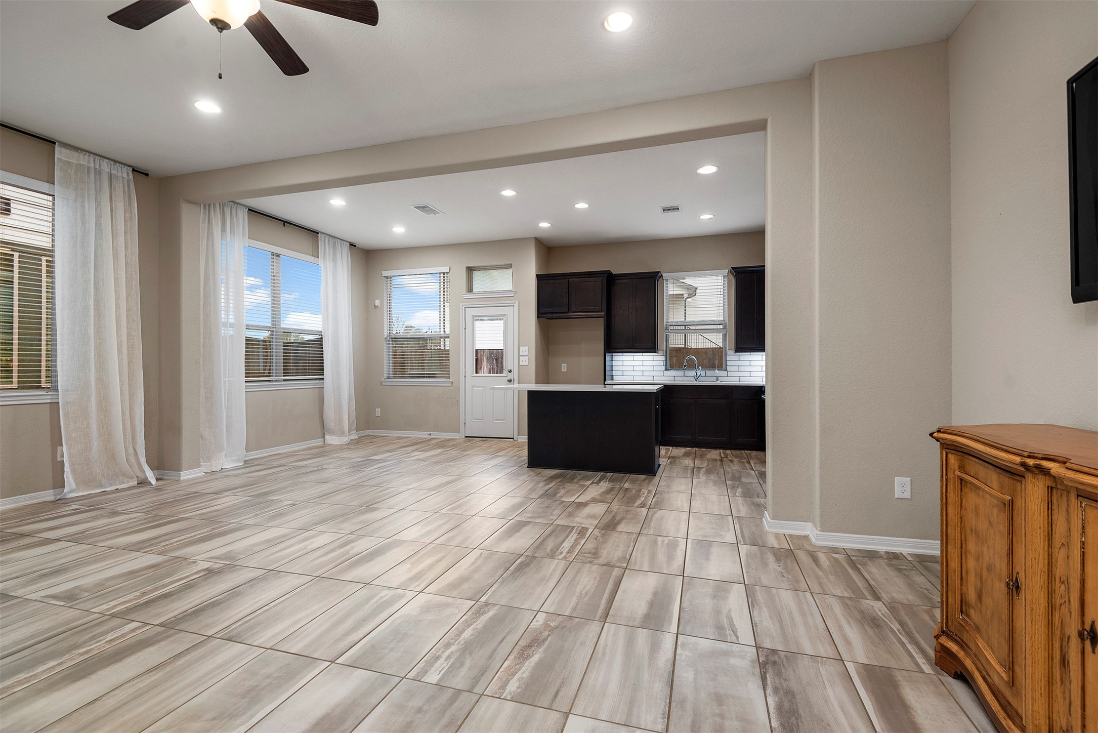 335 Biltmore Loop, Montgomery, TX 77316