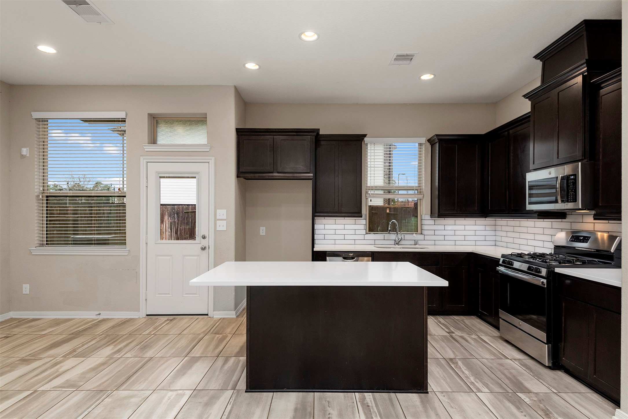 335 Biltmore Loop, Montgomery, TX 77316