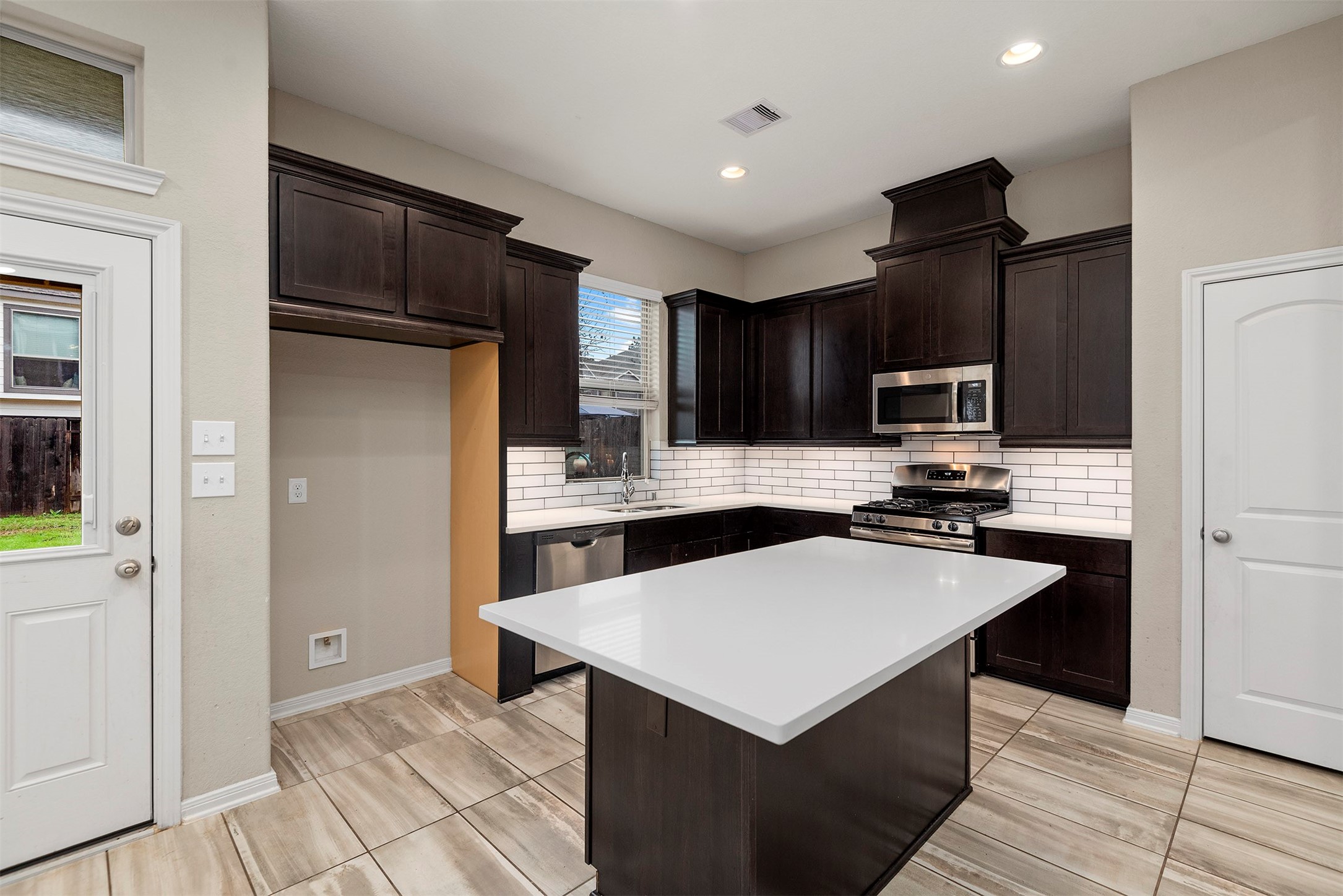 335 Biltmore Loop, Montgomery, TX 77316