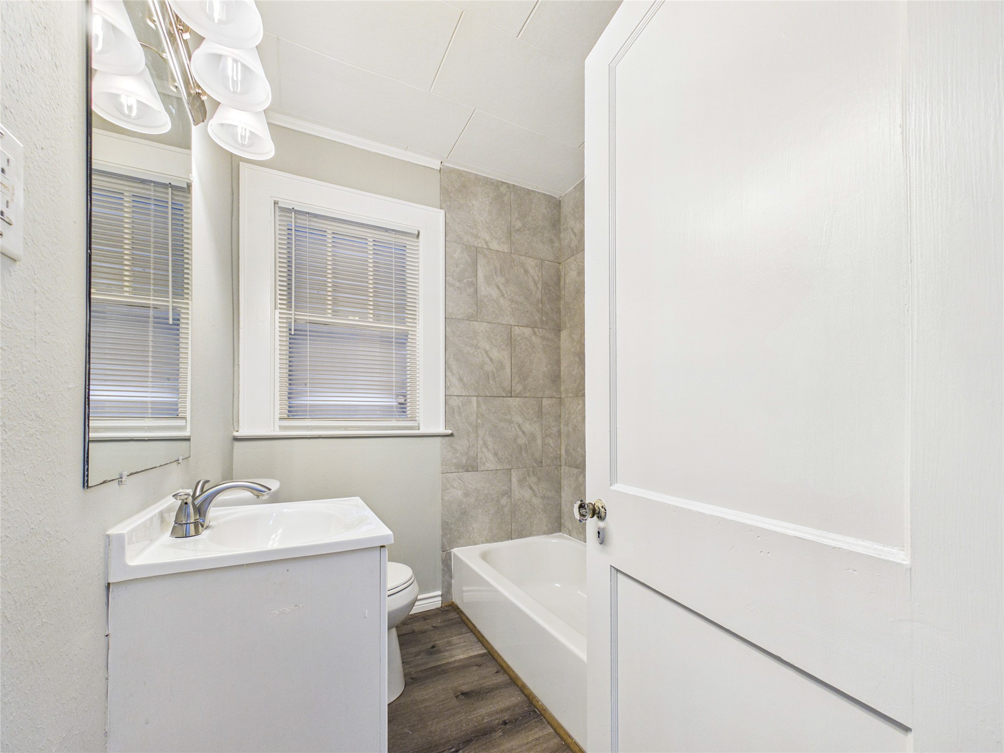 hallway bathroom with tub/shower