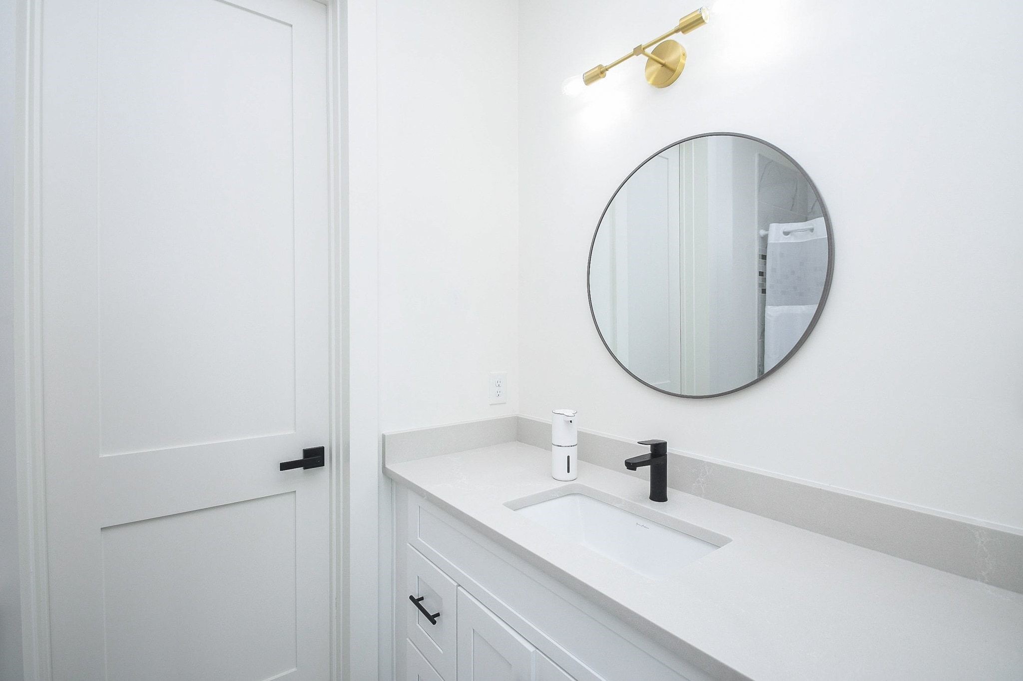 Again, sophisticated simplicity produces understated elegance in this secondary bathroom.