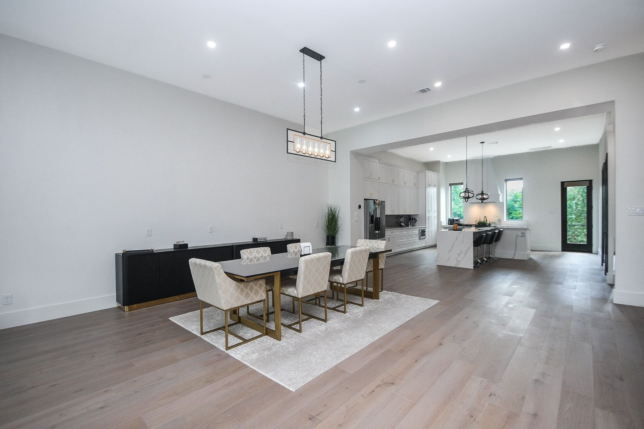 This incredible formal dining space lets your everyday and special day style fly! Keep it cozy or elegant or anywhere in between with this amazing kitchen at your service.