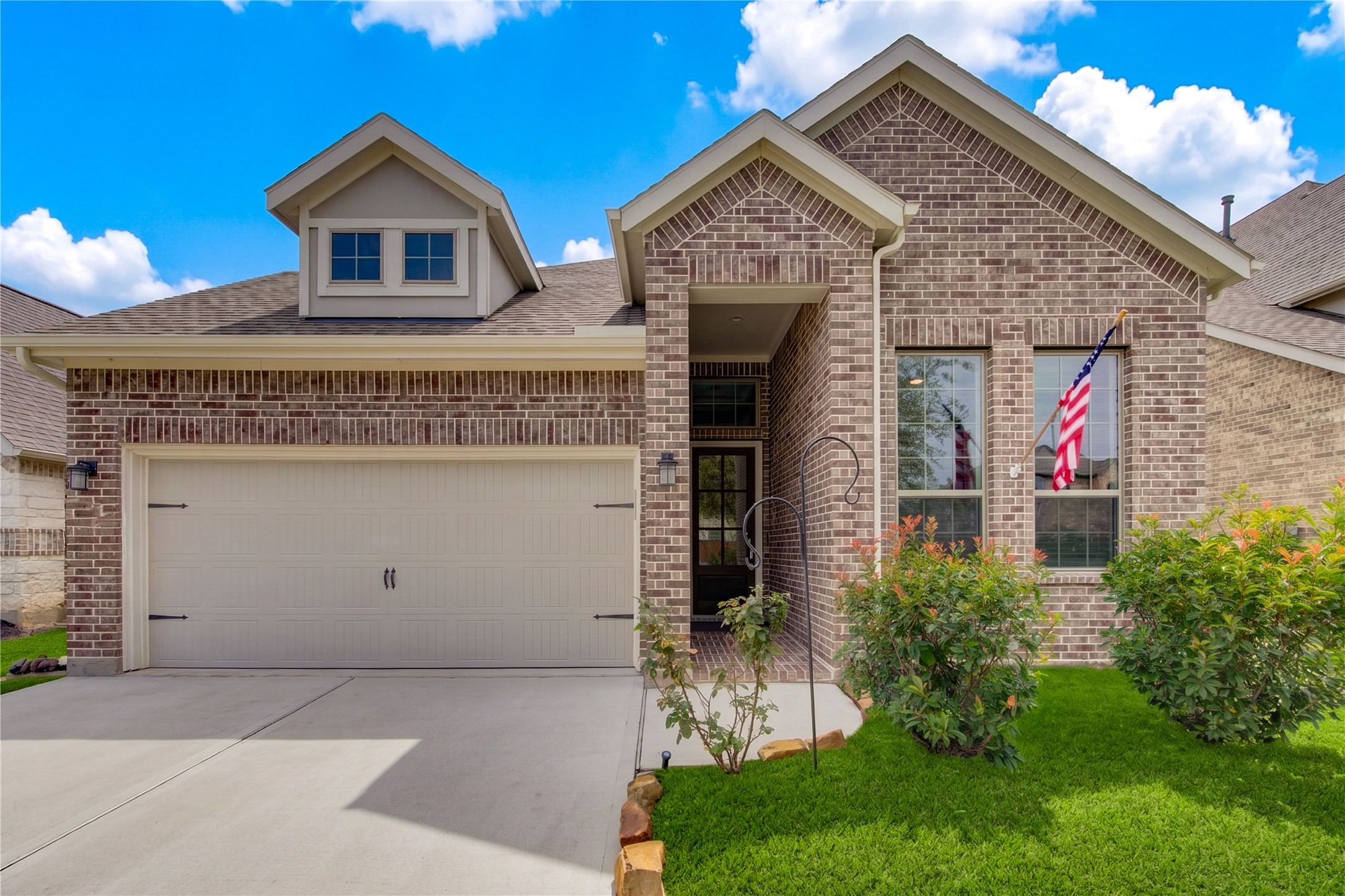 Welcome to 24911 Via Arabella Lane in Lakes of Bella Terra West. This beautifully maintained, single-story home offers quality finishes and thoughtful details throughout.