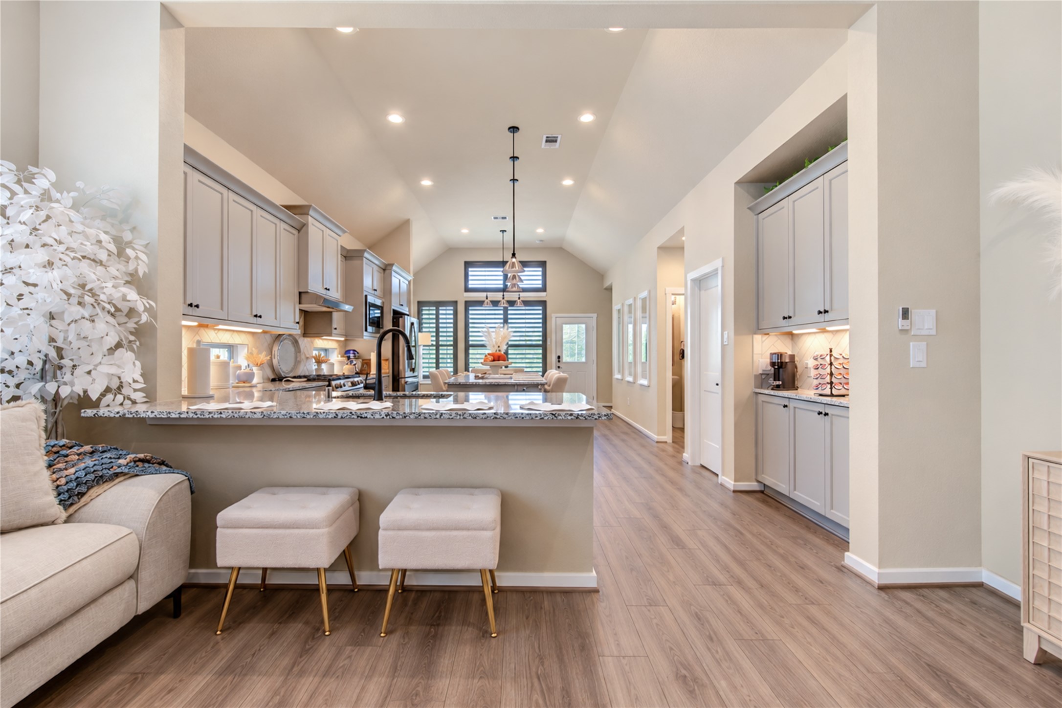 An open, welcoming layout with high ceilings, a generous breakfast bar and easy access to the dining area.