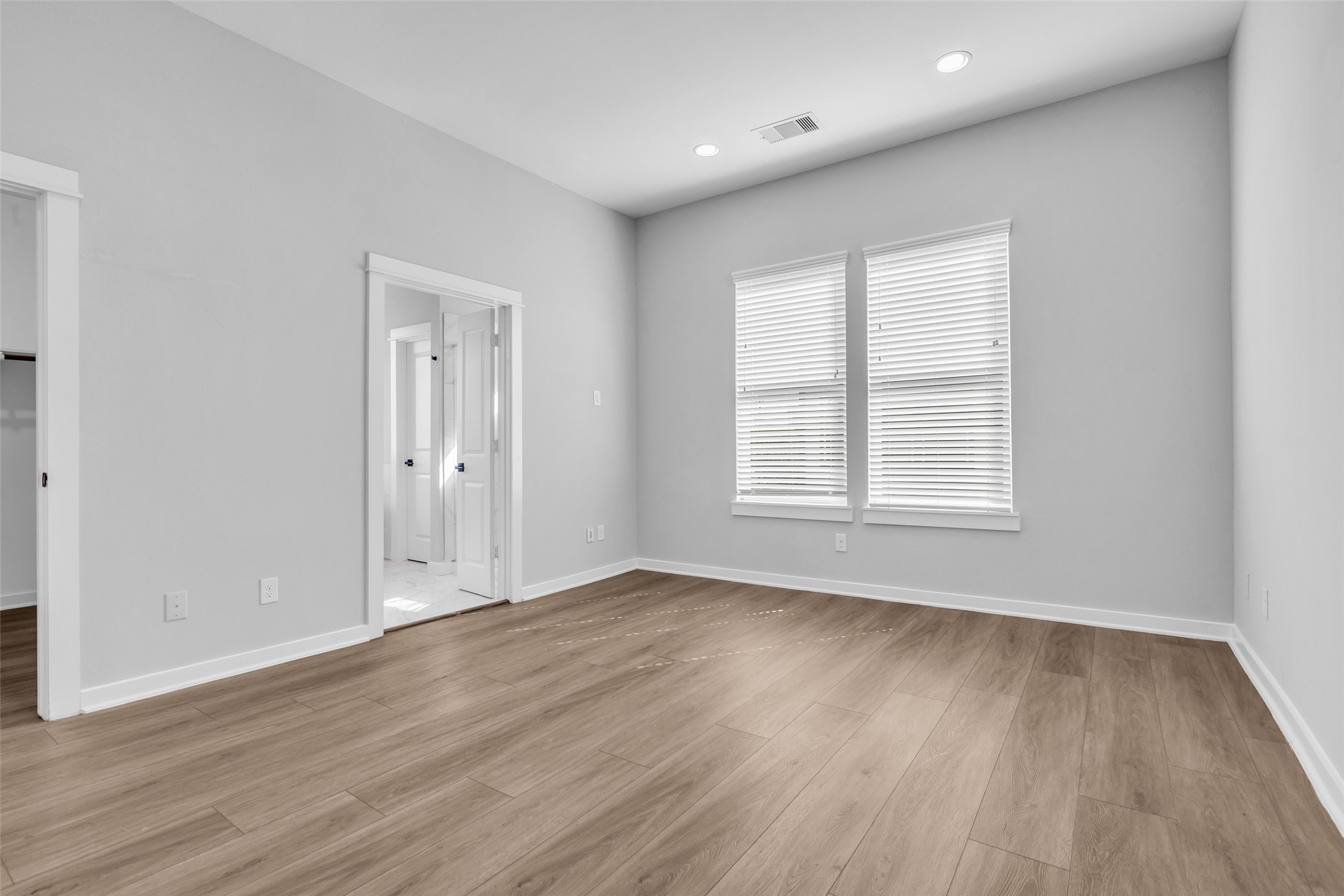 Wake up to natural light from the double window, with the ensuite bath just steps away.