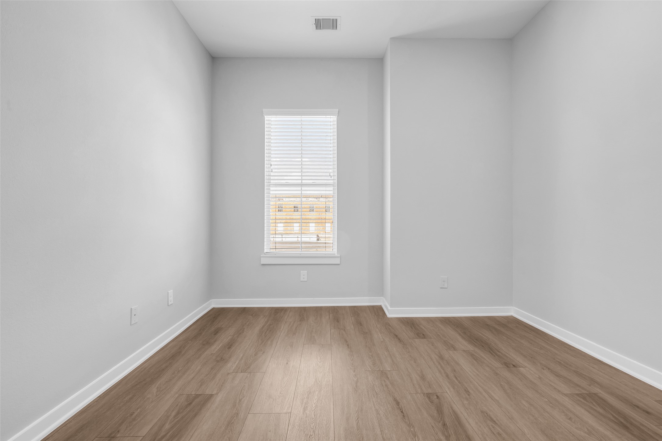 A flexible secondary bedroom for guests, a workspace or hobbies.