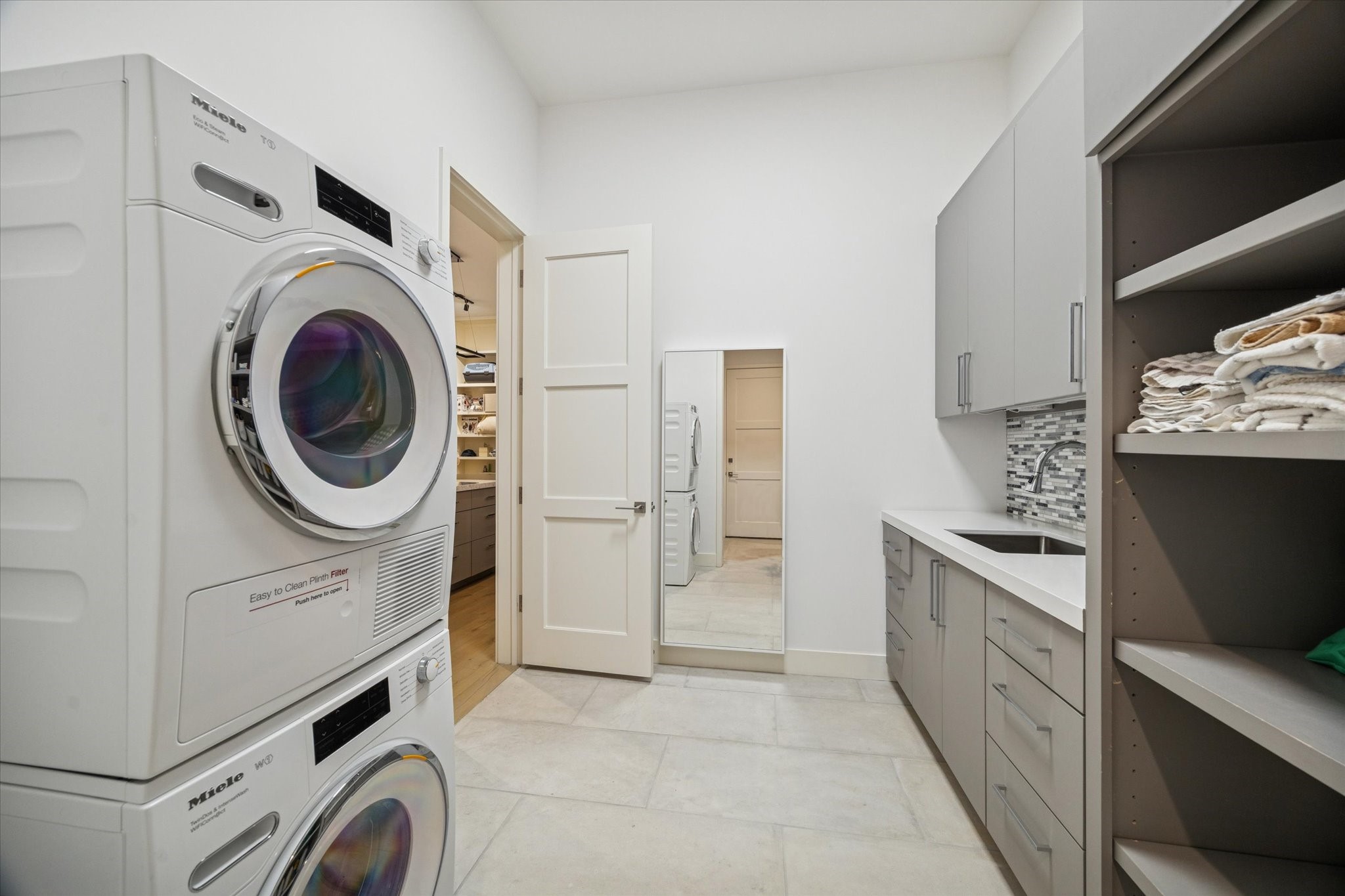 212 E Cowan Drive, Houston, TX 77007
