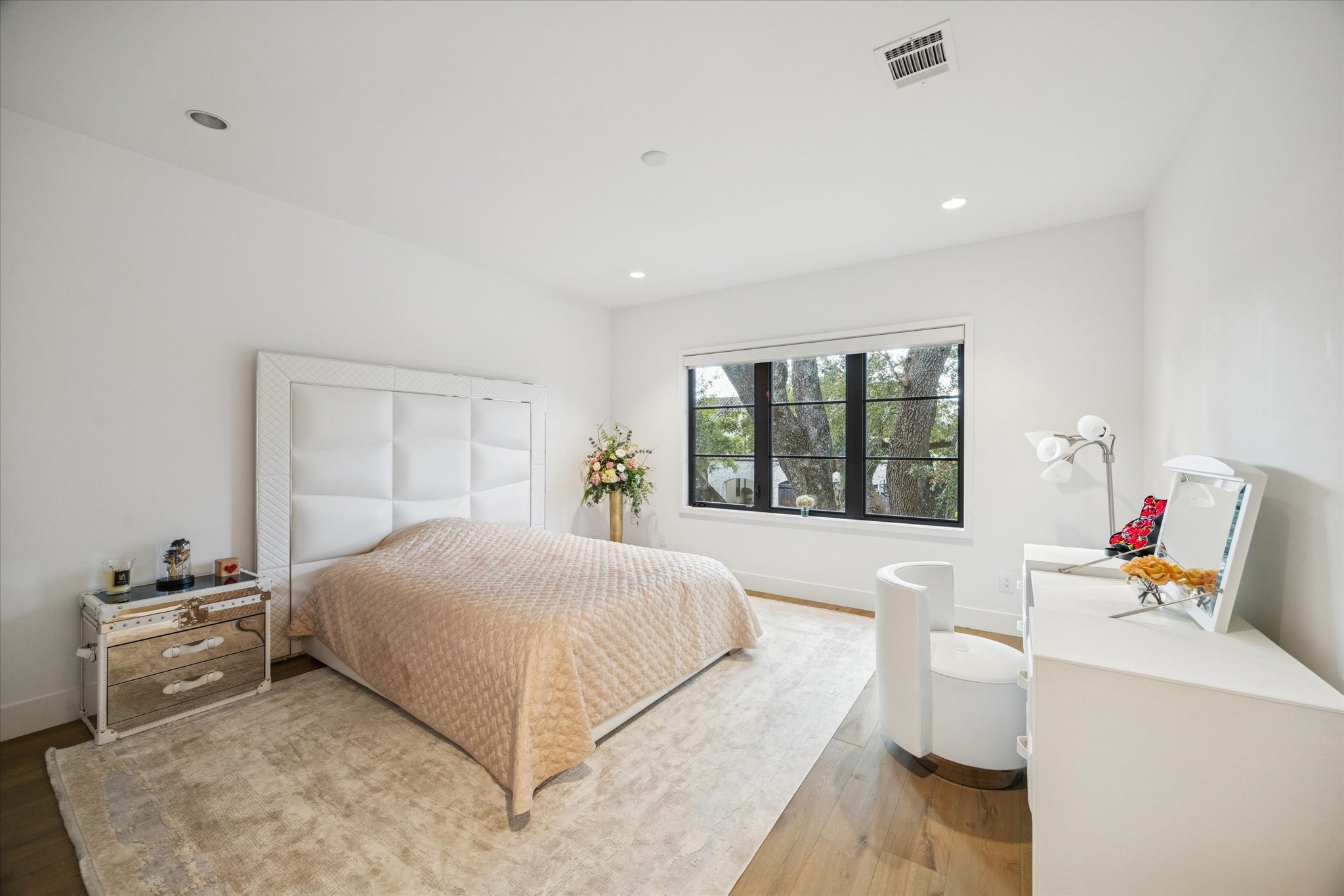 212 E Cowan Drive, Houston, TX 77007
