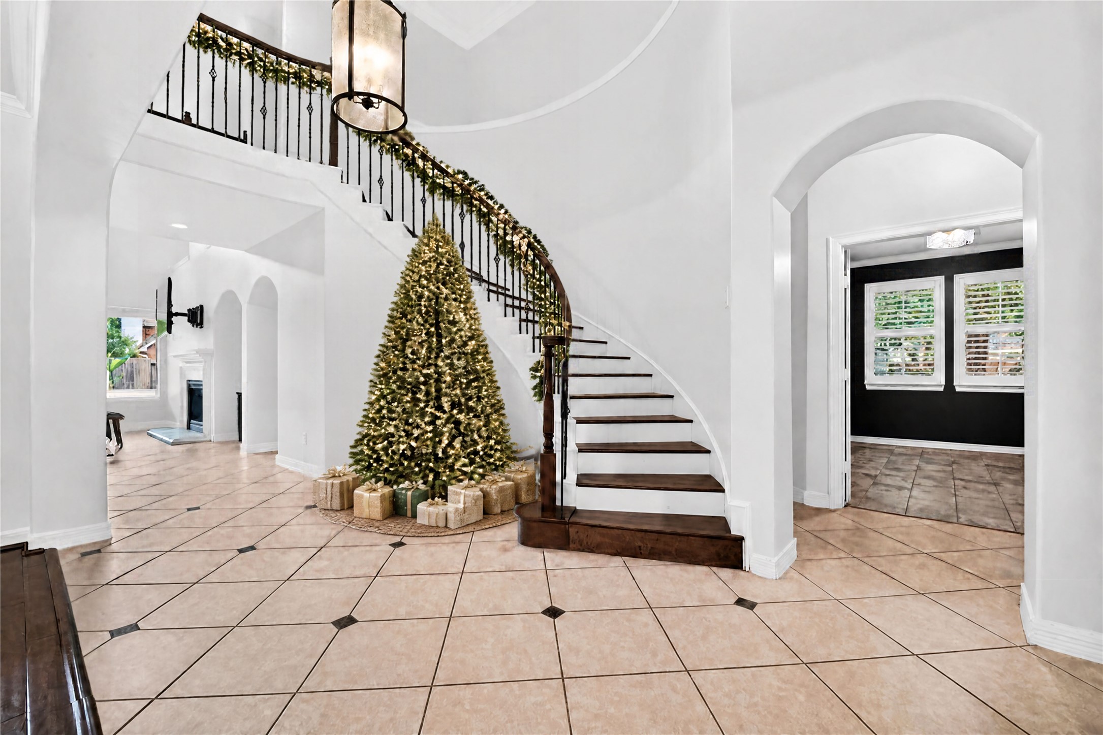 Virtually staged Christmas tree & garland to show you the possibilities in December.
