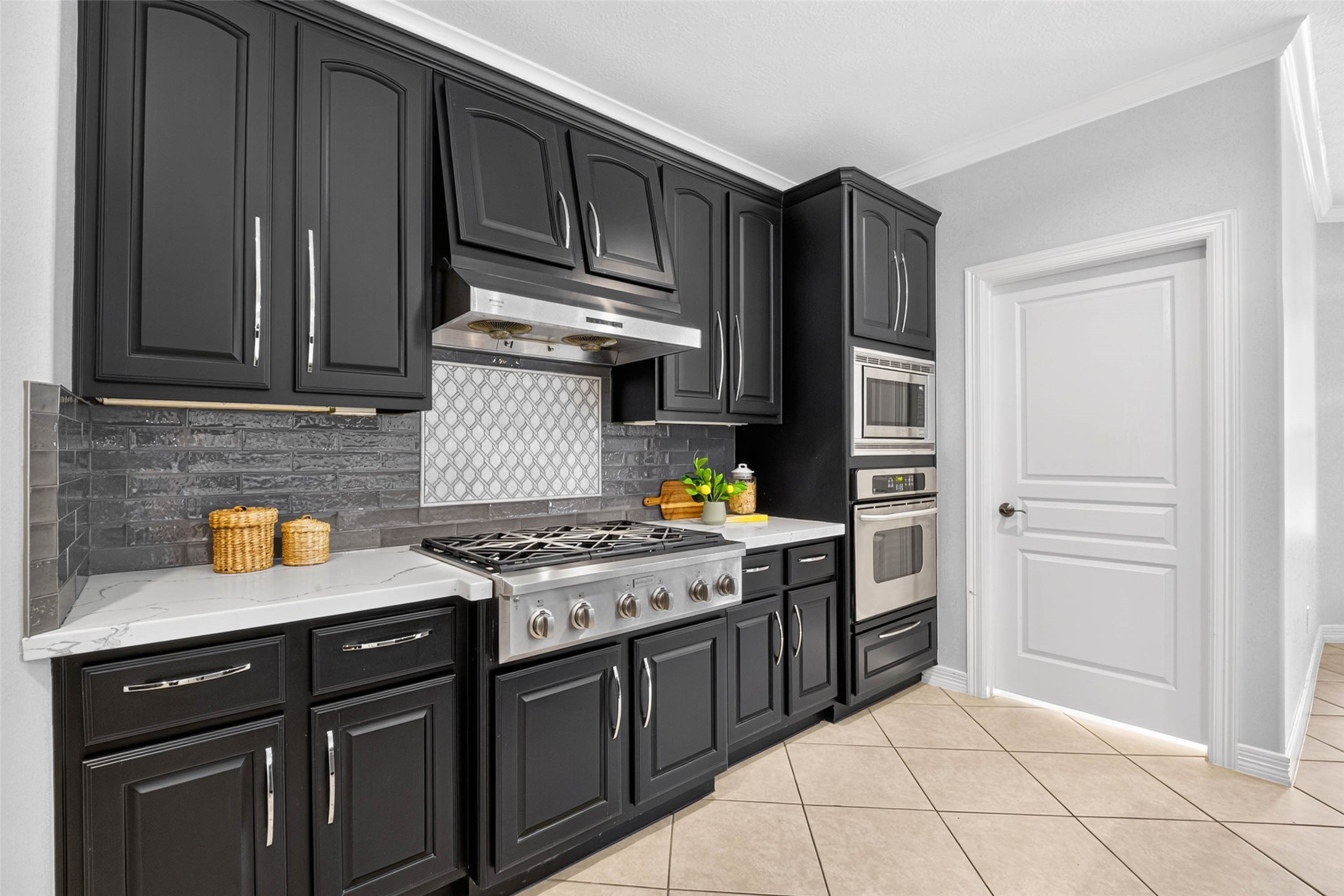Enjoy cooking on this 6-burner gas stove.
