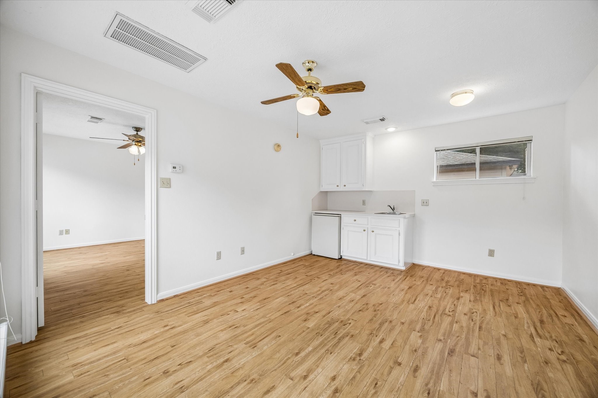 The seperate Guest Quarters have a kitchenette, living room and seperate bedroom.