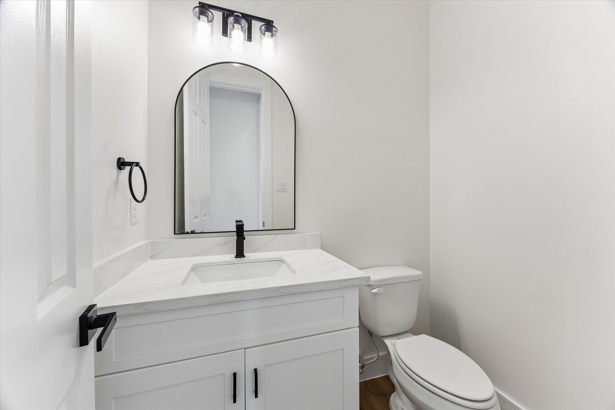 1/2 Bathroom for guests on the first floor near kitchen. 1/2 Bathroom for guests on the first floor near kitchen.